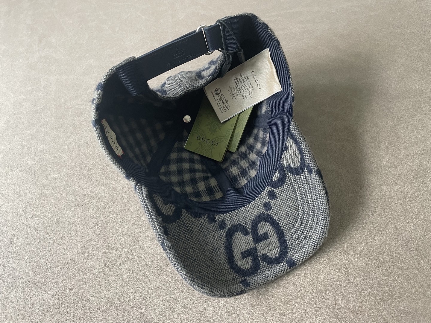 Бейсболка Gucci GG из шерсти серого цвета