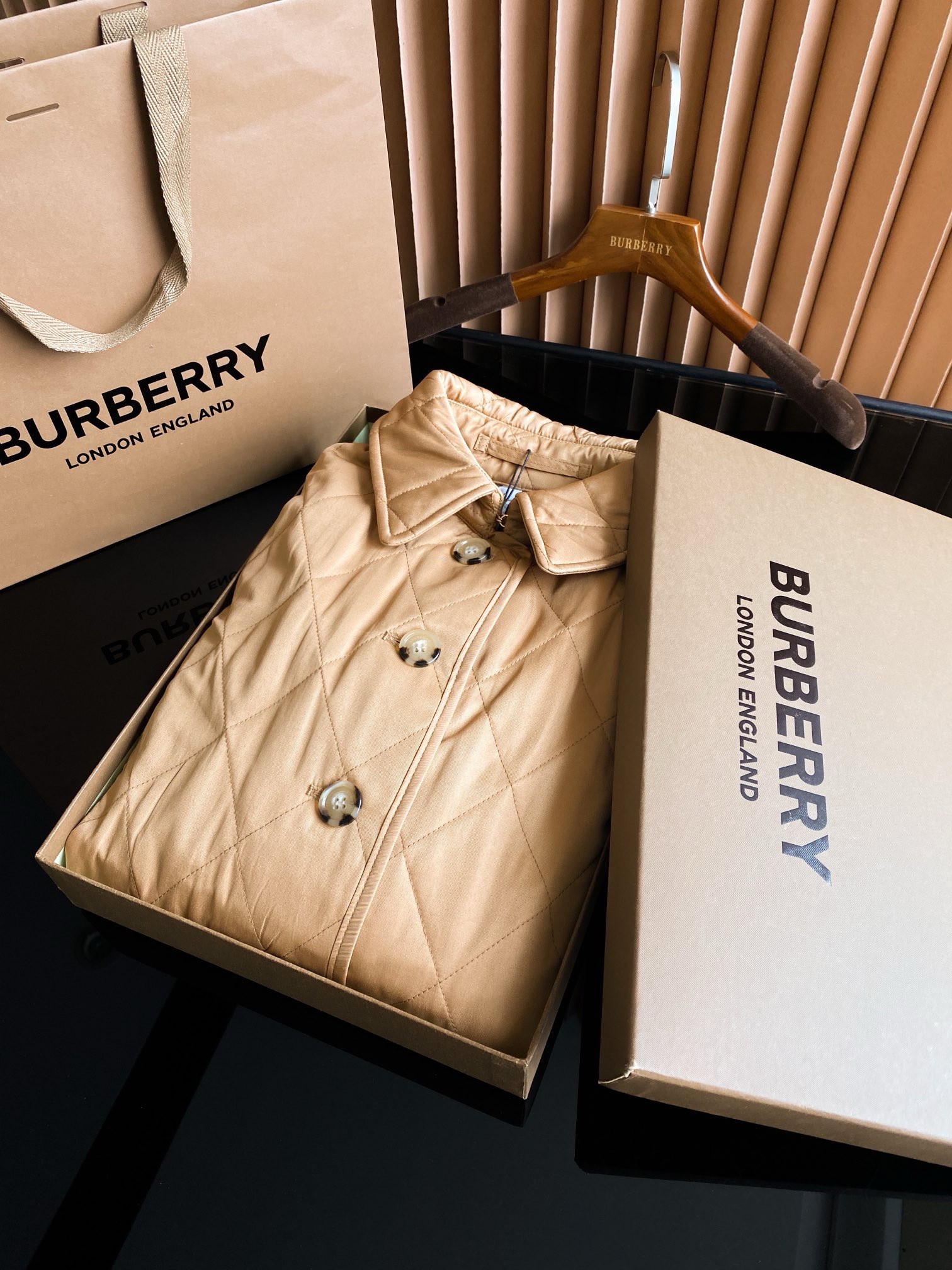 Куртка женская в стиле Burberry бежевого цвета