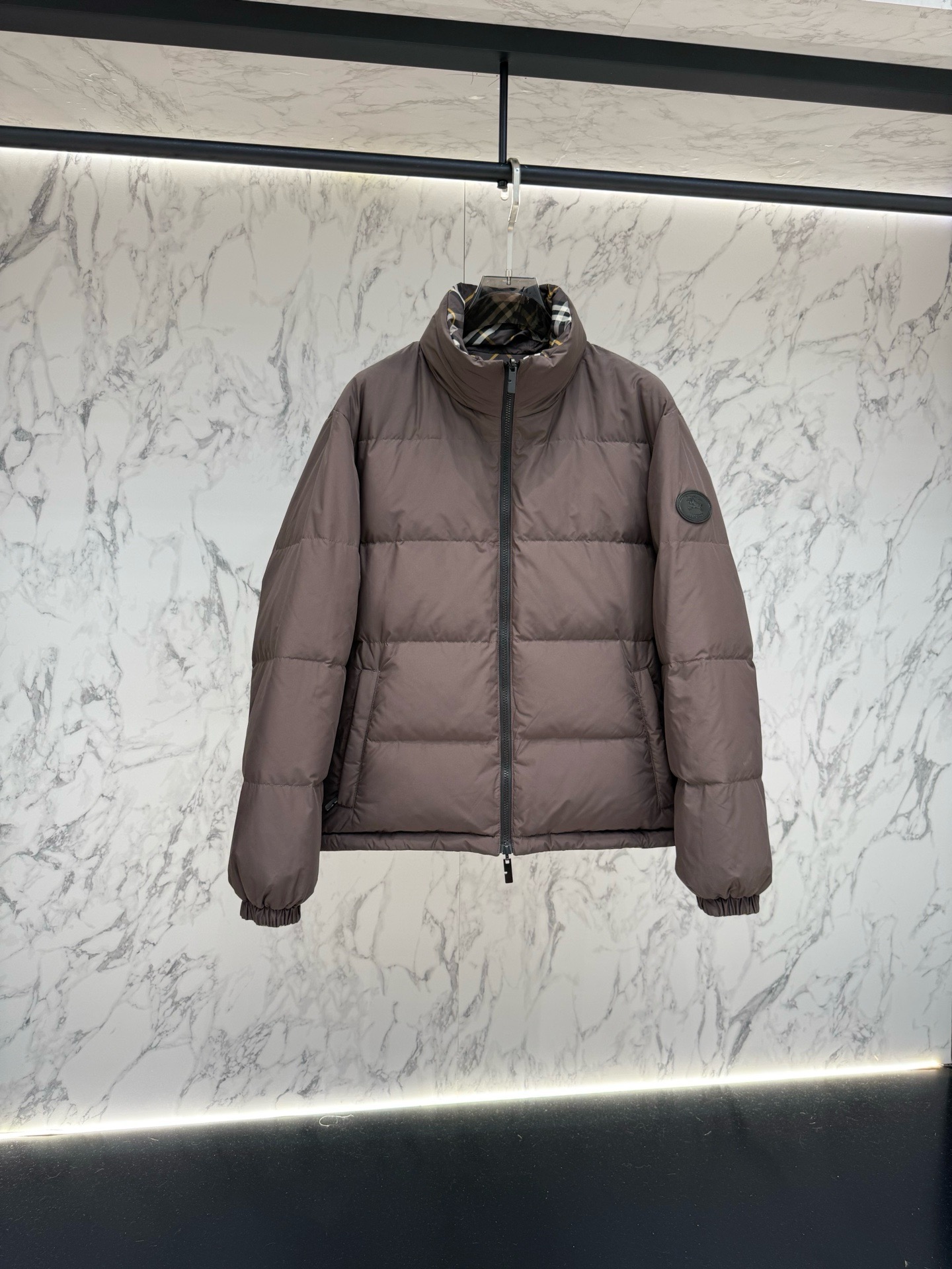 Пуховик мужской Burberry двусторонний коричневого цвета с фирменной клеткой и натуральным пухом