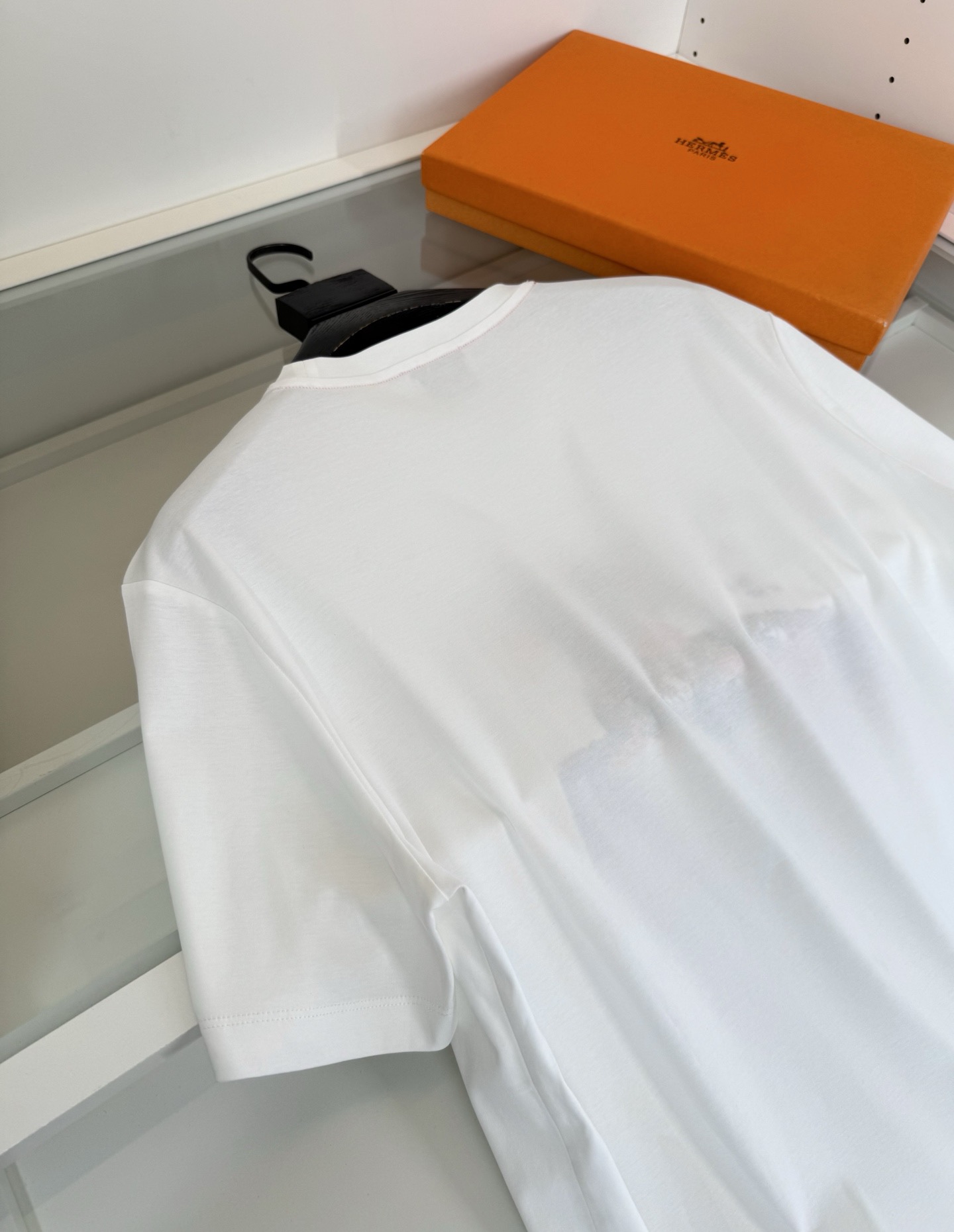  Футболка мужская в стиле Hermes белого цвета с вышивкой 