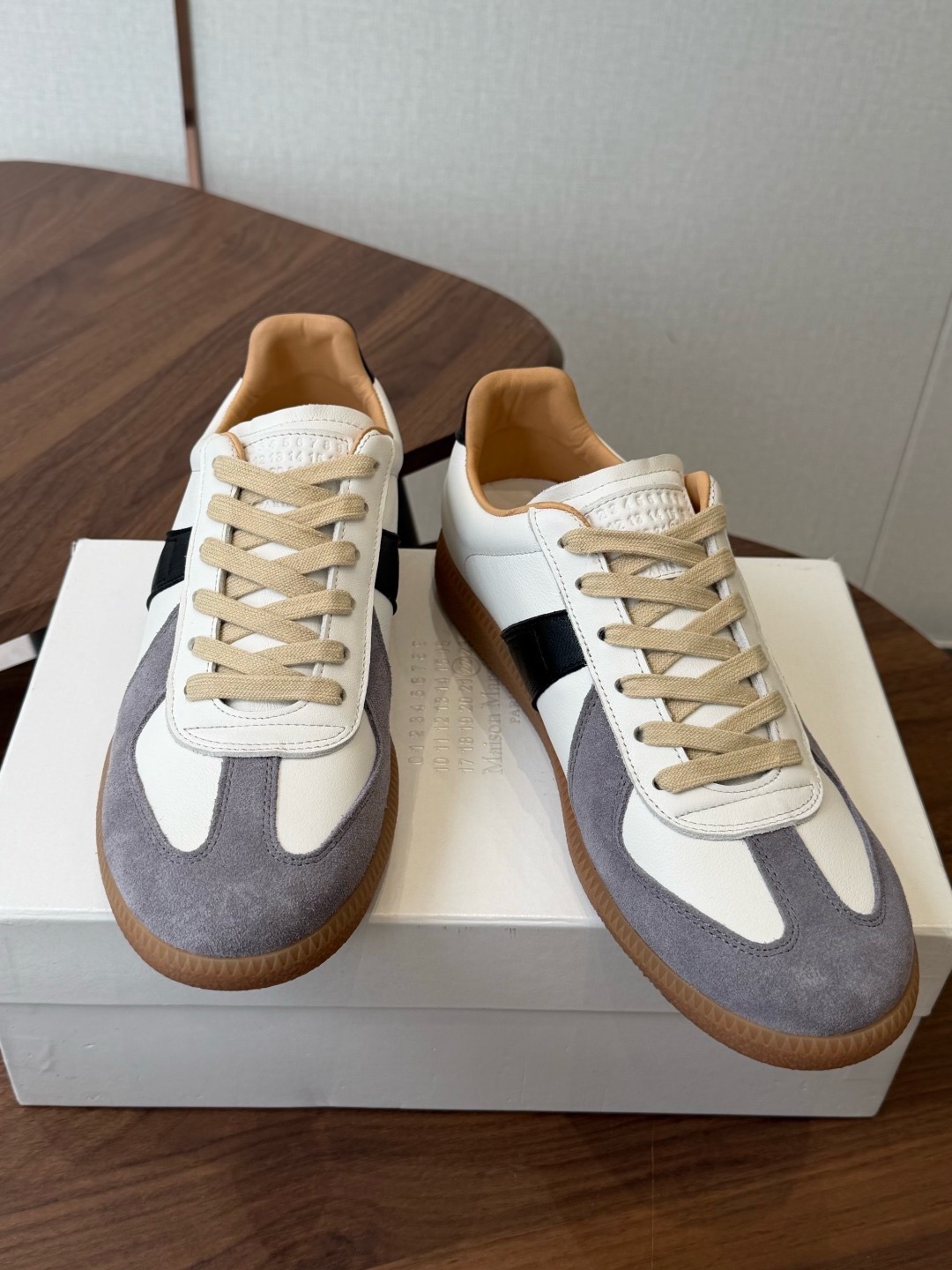 Кроссовки Maison Margiela Replica бело-серого цвета с чёрной вставкой