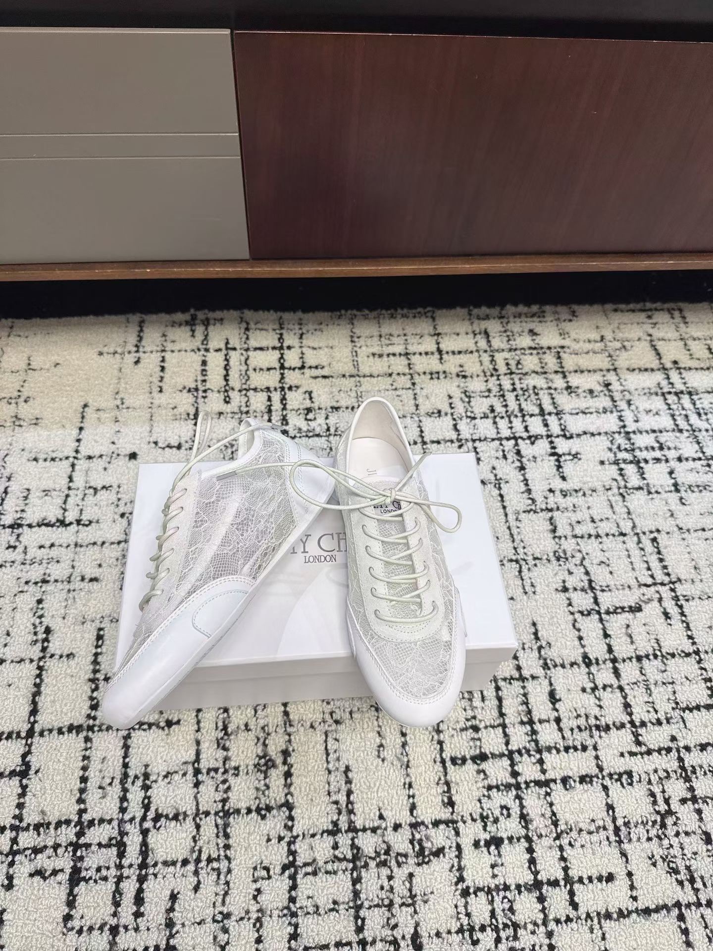 Кроссовки женские в стиле Jimmy Choo белого цвета