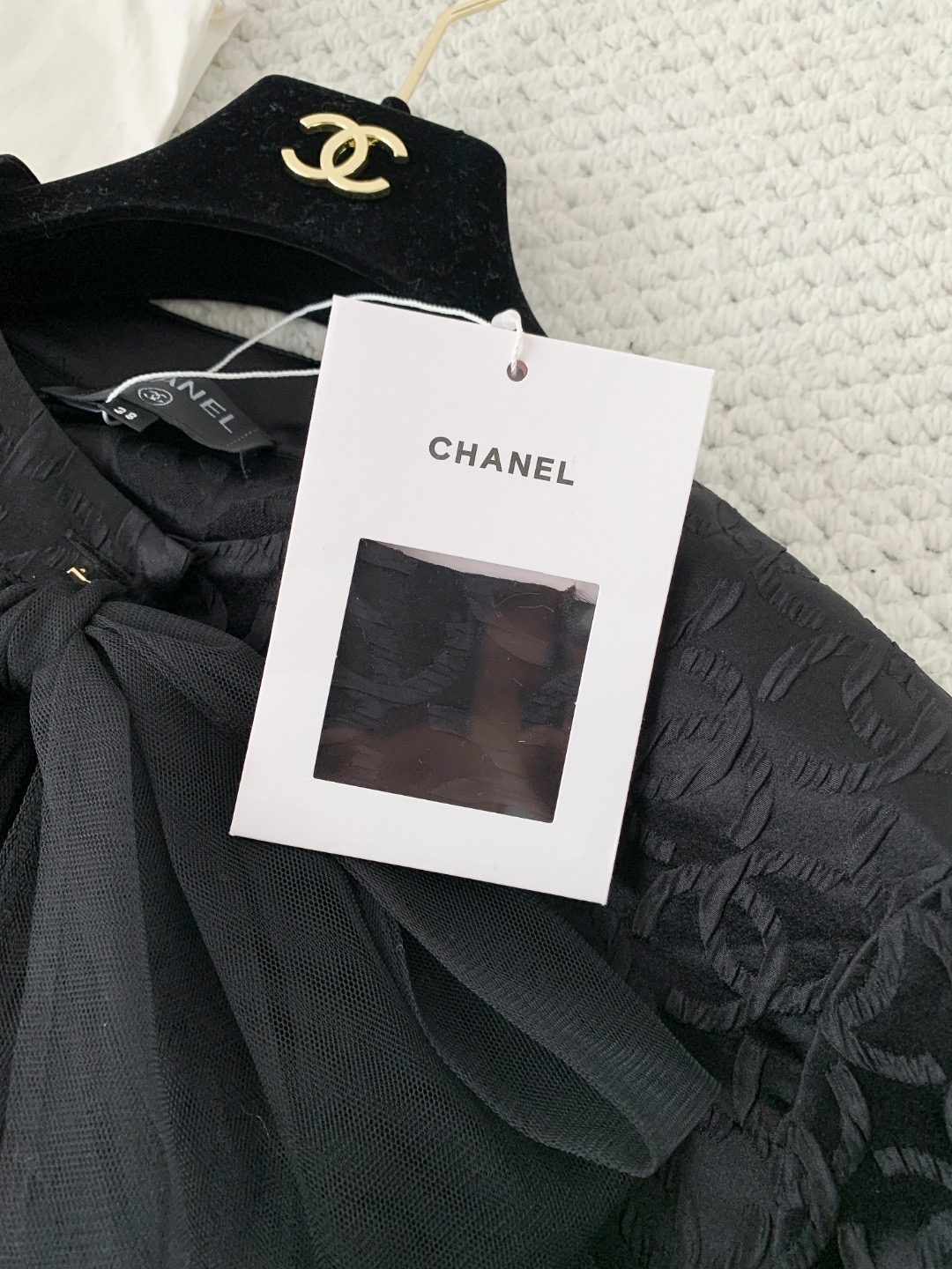 Блуза женская в стиле Chanel с круглым вырезом и бантом из жаккардовой ткани чёрного цвета с прозрачными рукавами