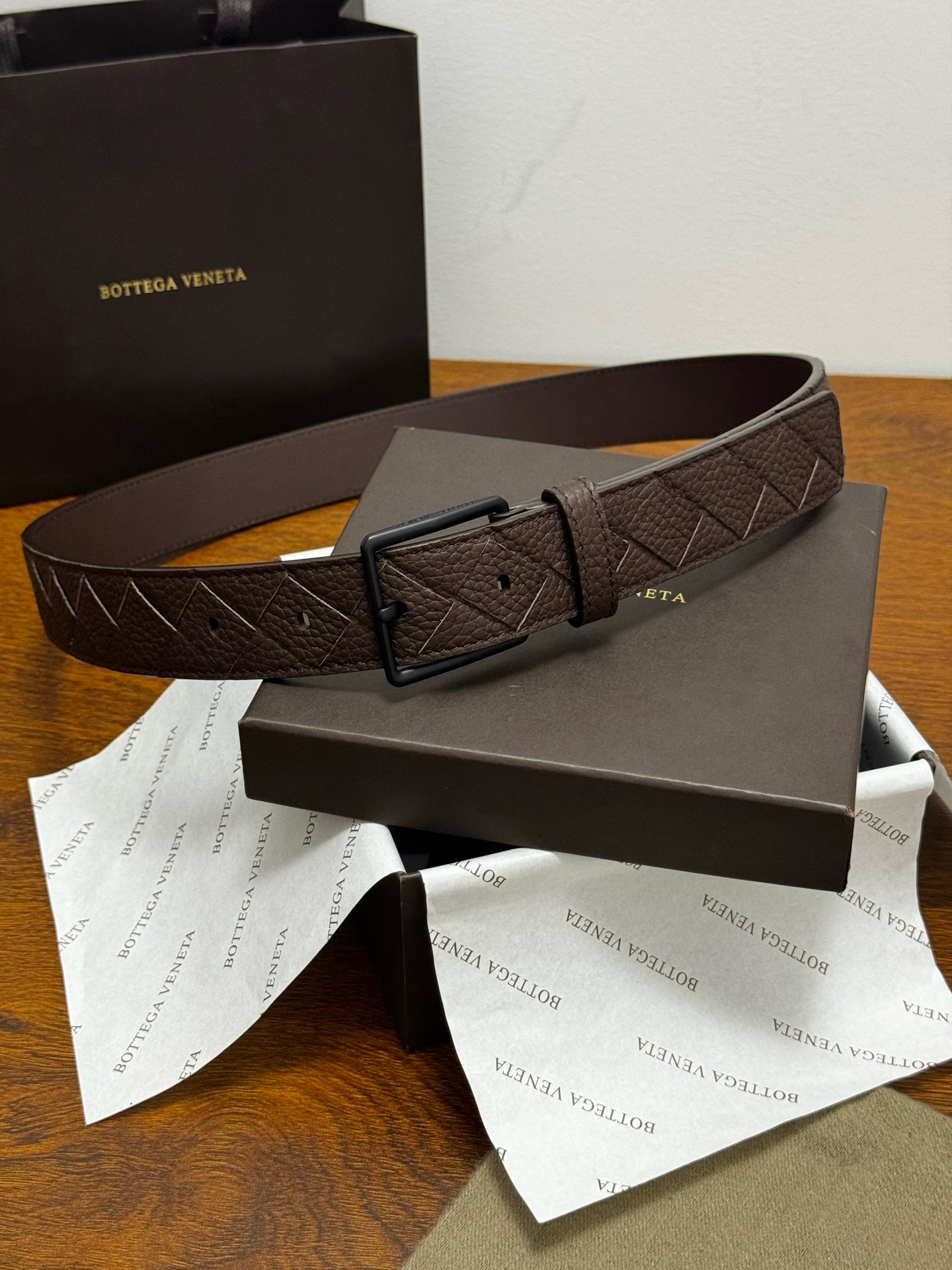 Ремень мужской Bottega Veneta Intrecciato коричневого цвета матовая пряжка