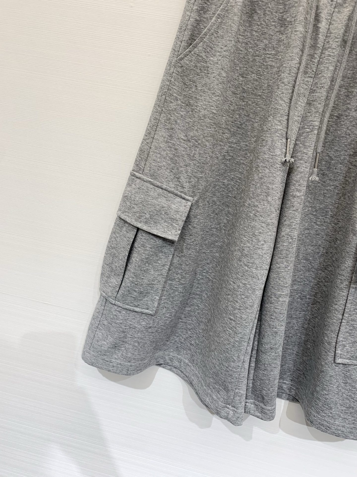 Шорты женские в стиле Jil Sander серого цвета с накладными карманами