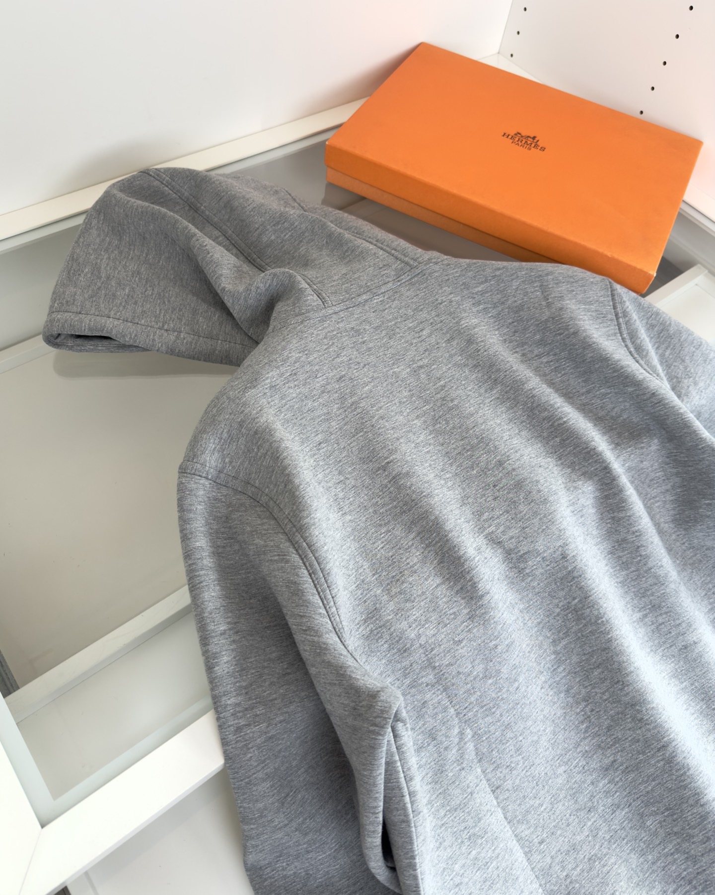 Худи мужское в стиле Hermès с капюшоном и вышивкой серого цвета