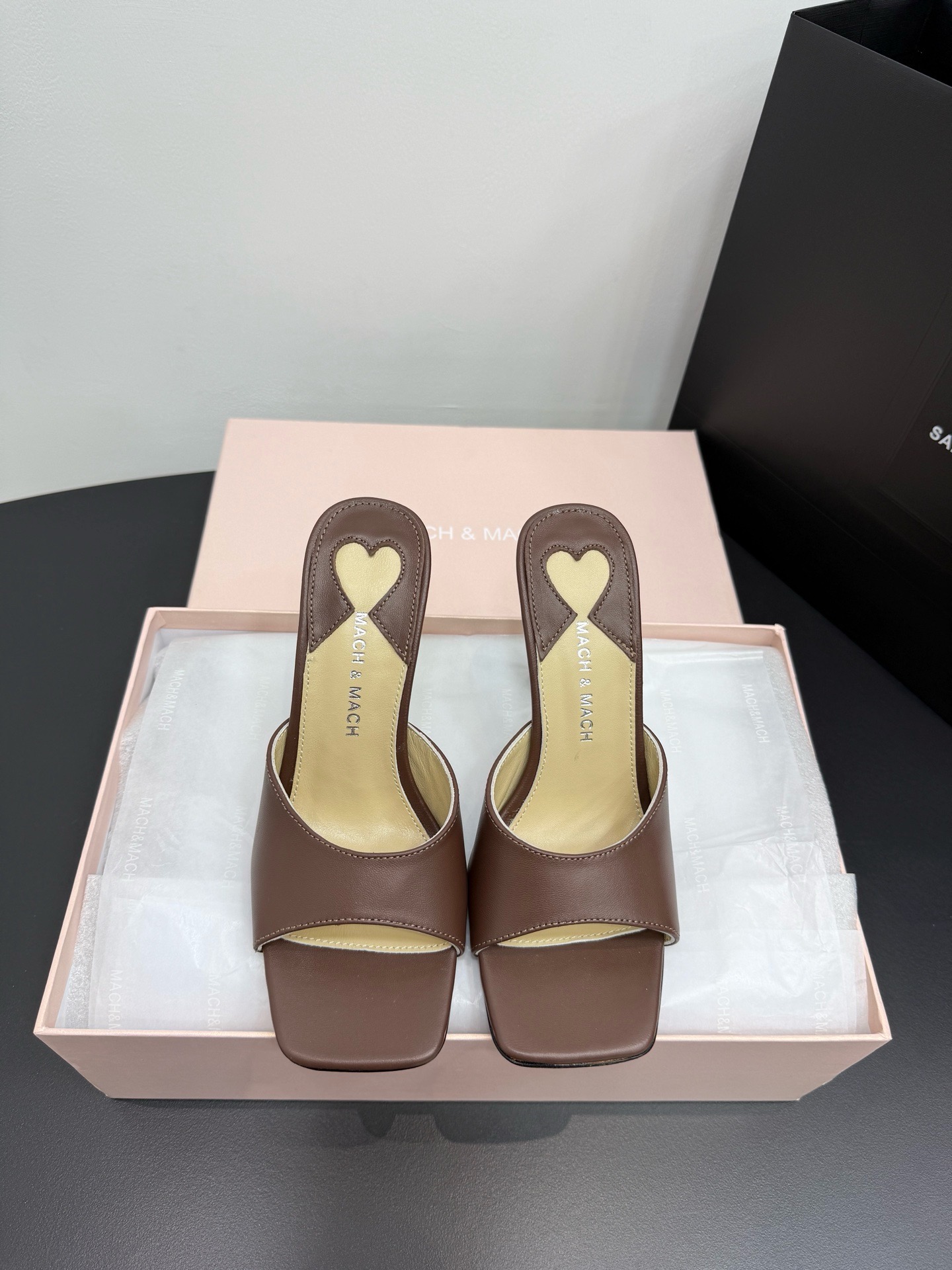 Мюли женские в стиле Mach & Mach коричневого цвета