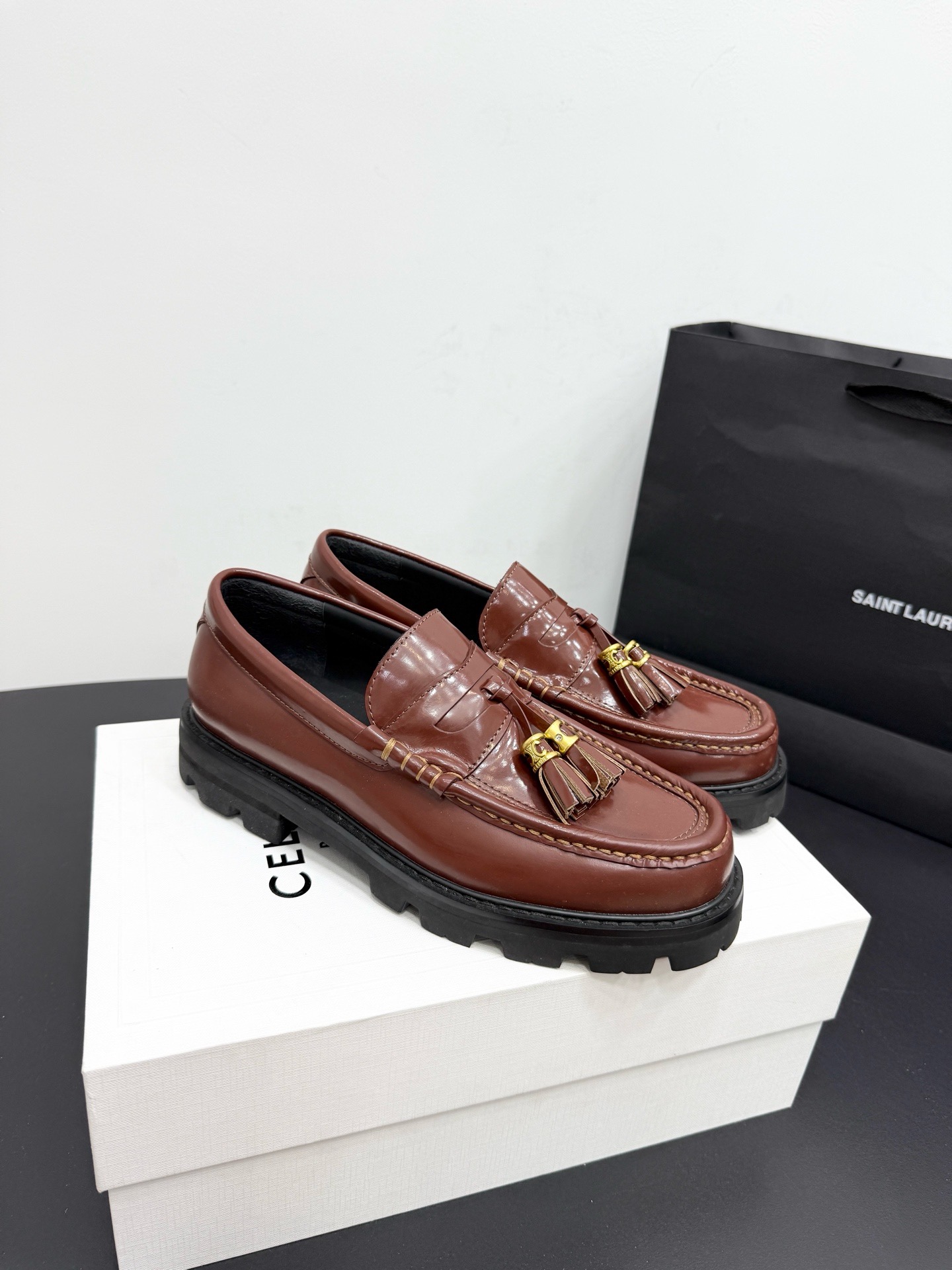 Лоферы женские в стиле Celine Triomphe из натуральной кожи коричневого цвета
