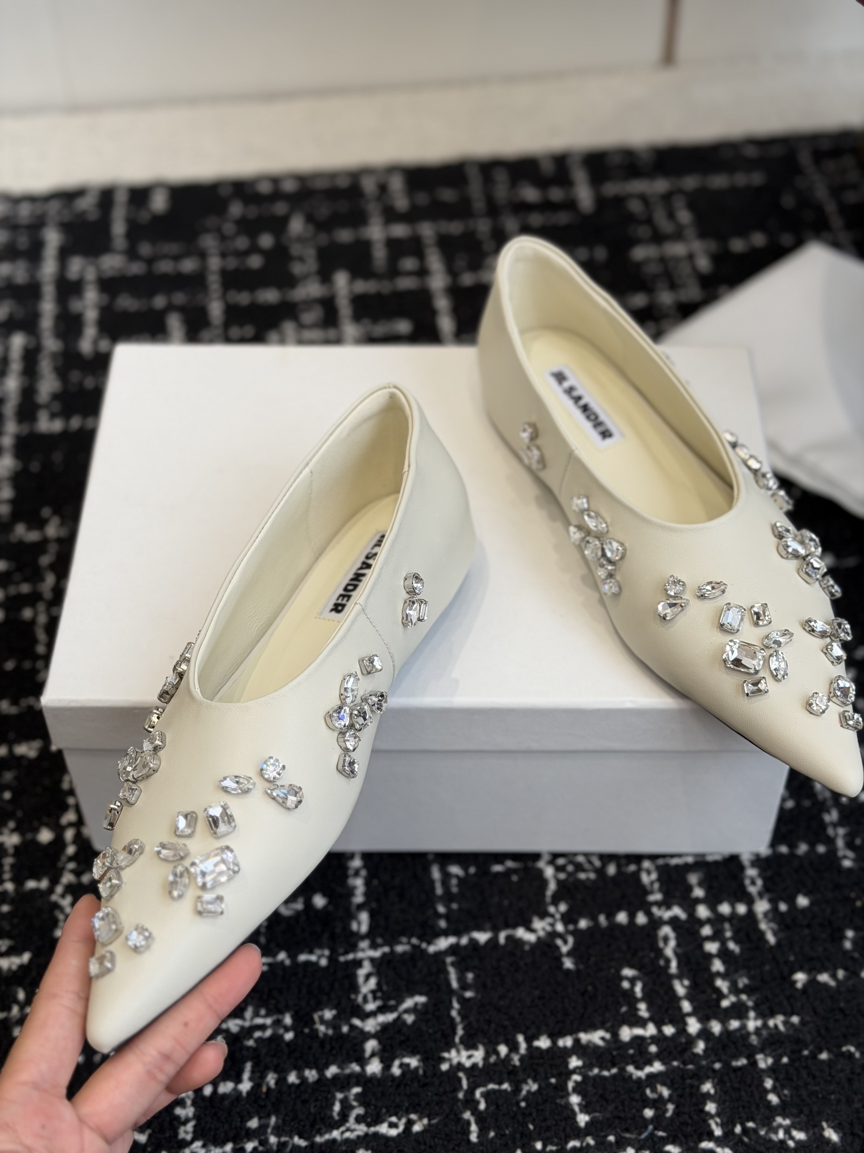 Балетки женские в стиле Jil Sander с кристаллами молочного цвета