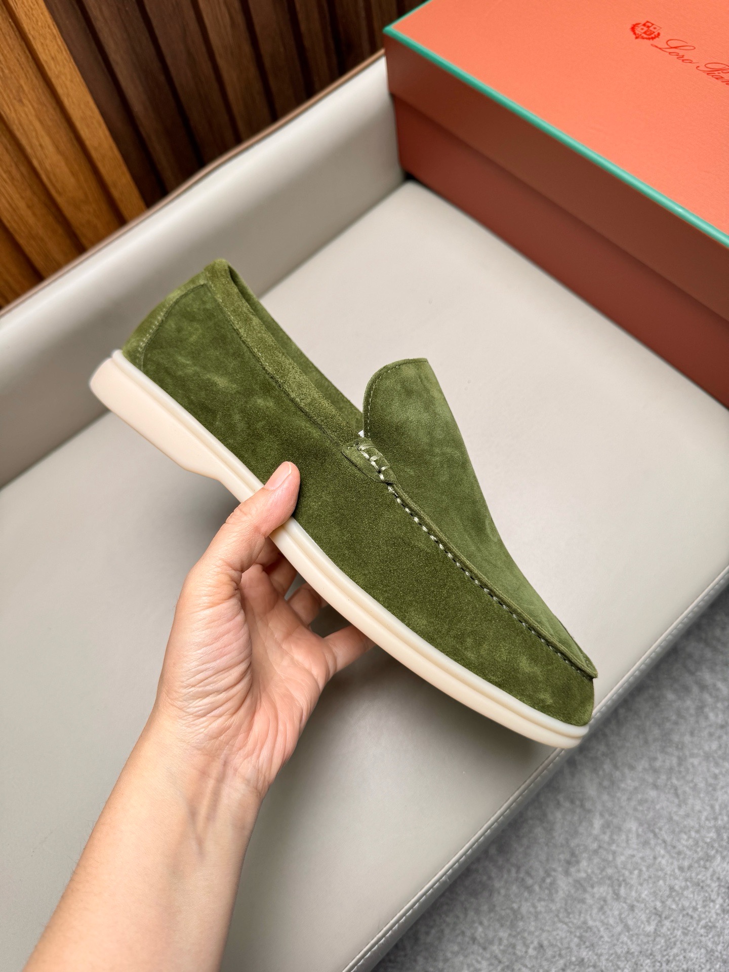 Лоферы унисекс в стиле Loro Piana из натуральной замши зелёного цвета