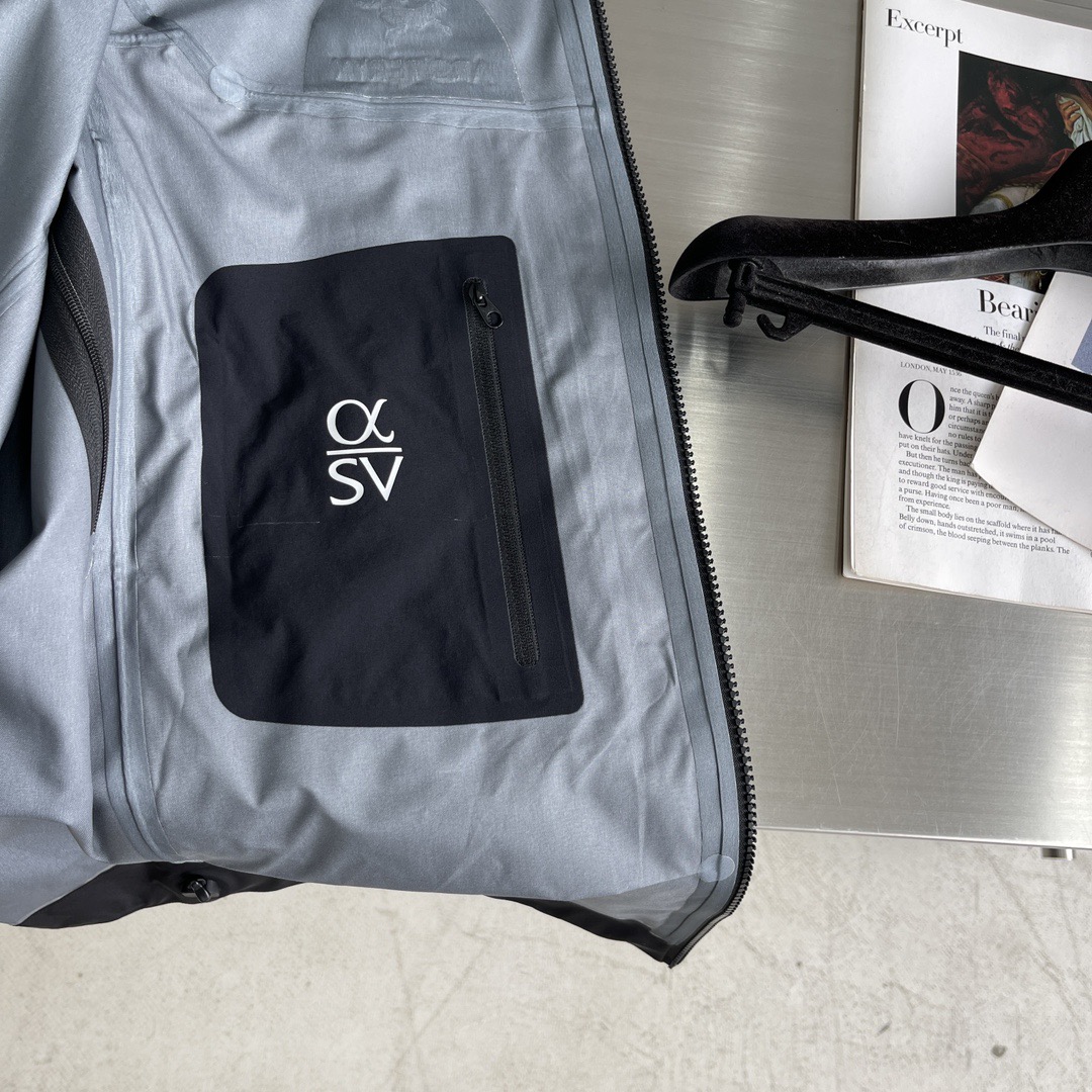 Куртка унисекс в стиле Arc'teryx Alpha SV с капюшоном чёрного цвета