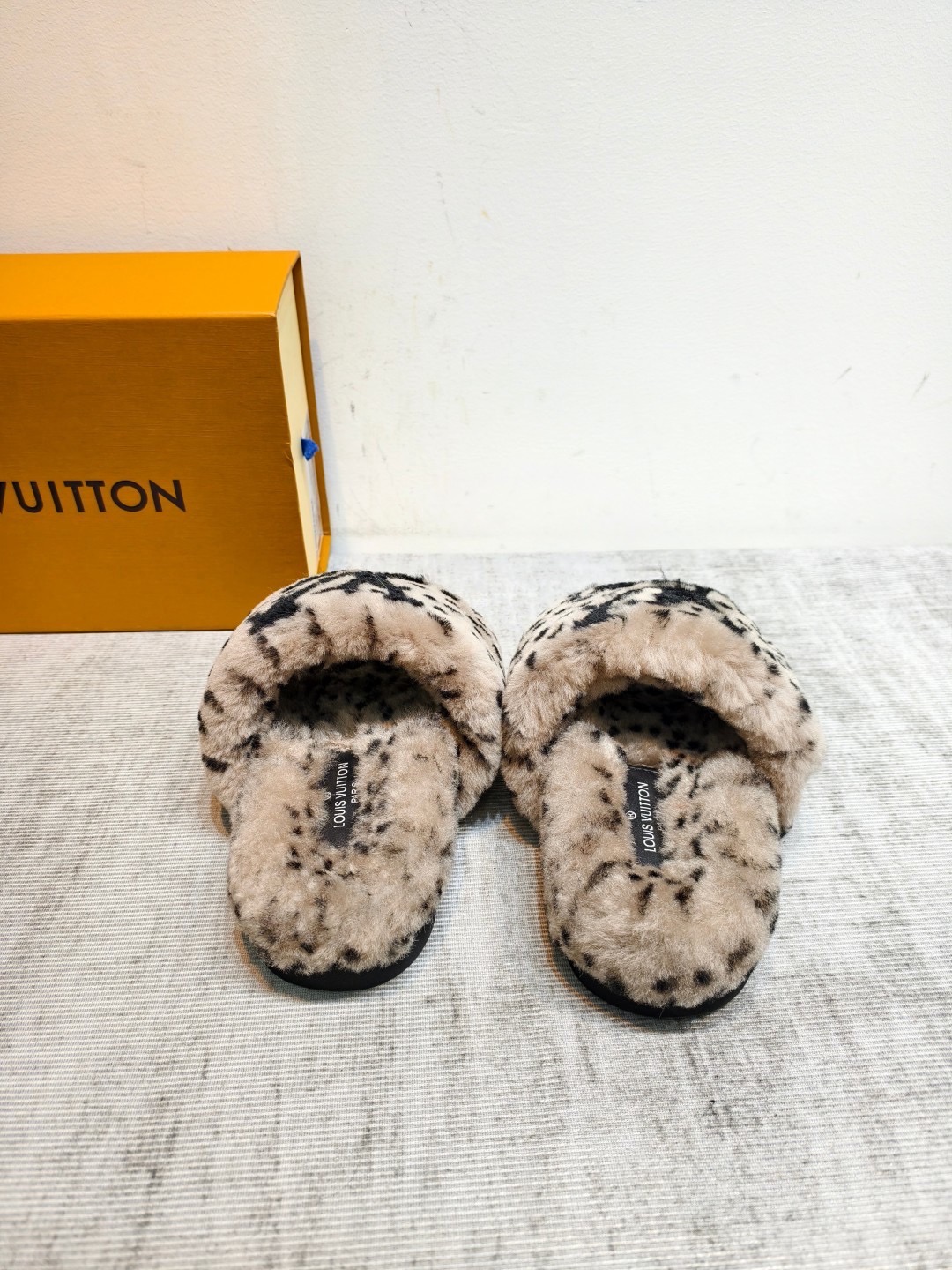 Шлепанцы женские Louis Vuitton бежевого цвета