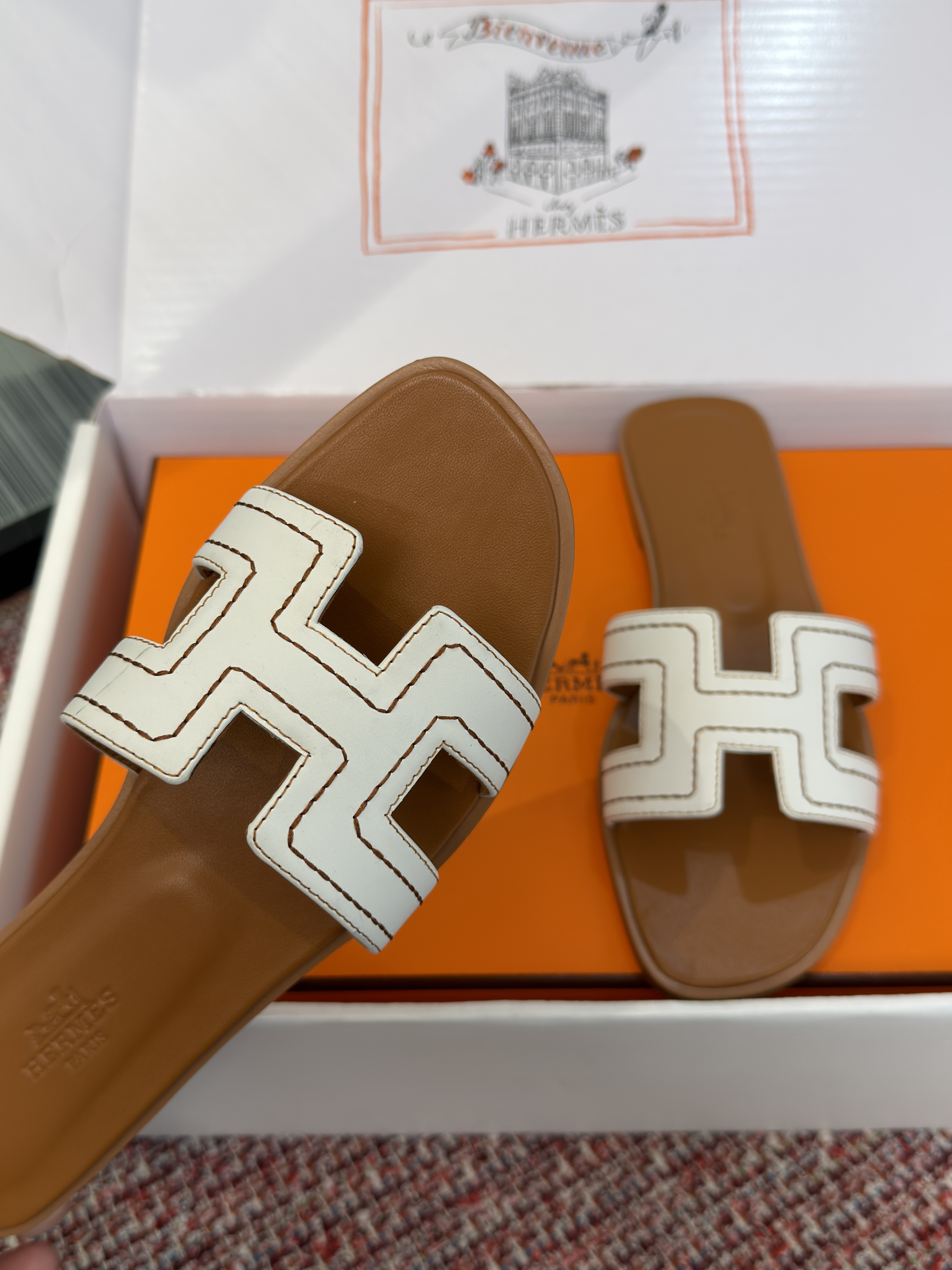 Шлёпанцы женские в стиле Hermès Oran коричнево-белого цвета