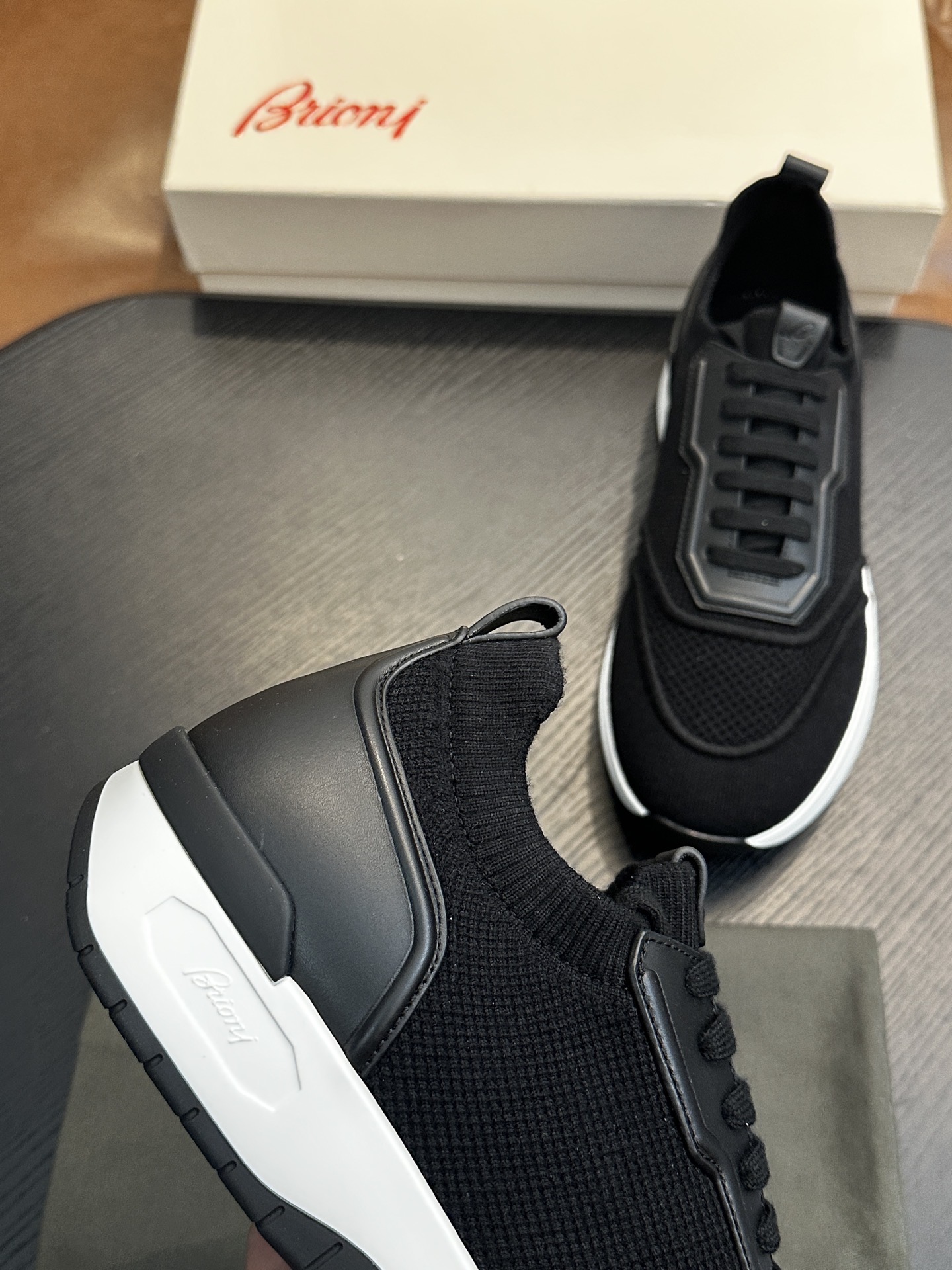 Кроссовки мужские в стиле Brioni чёрного цвета с белой подошвой