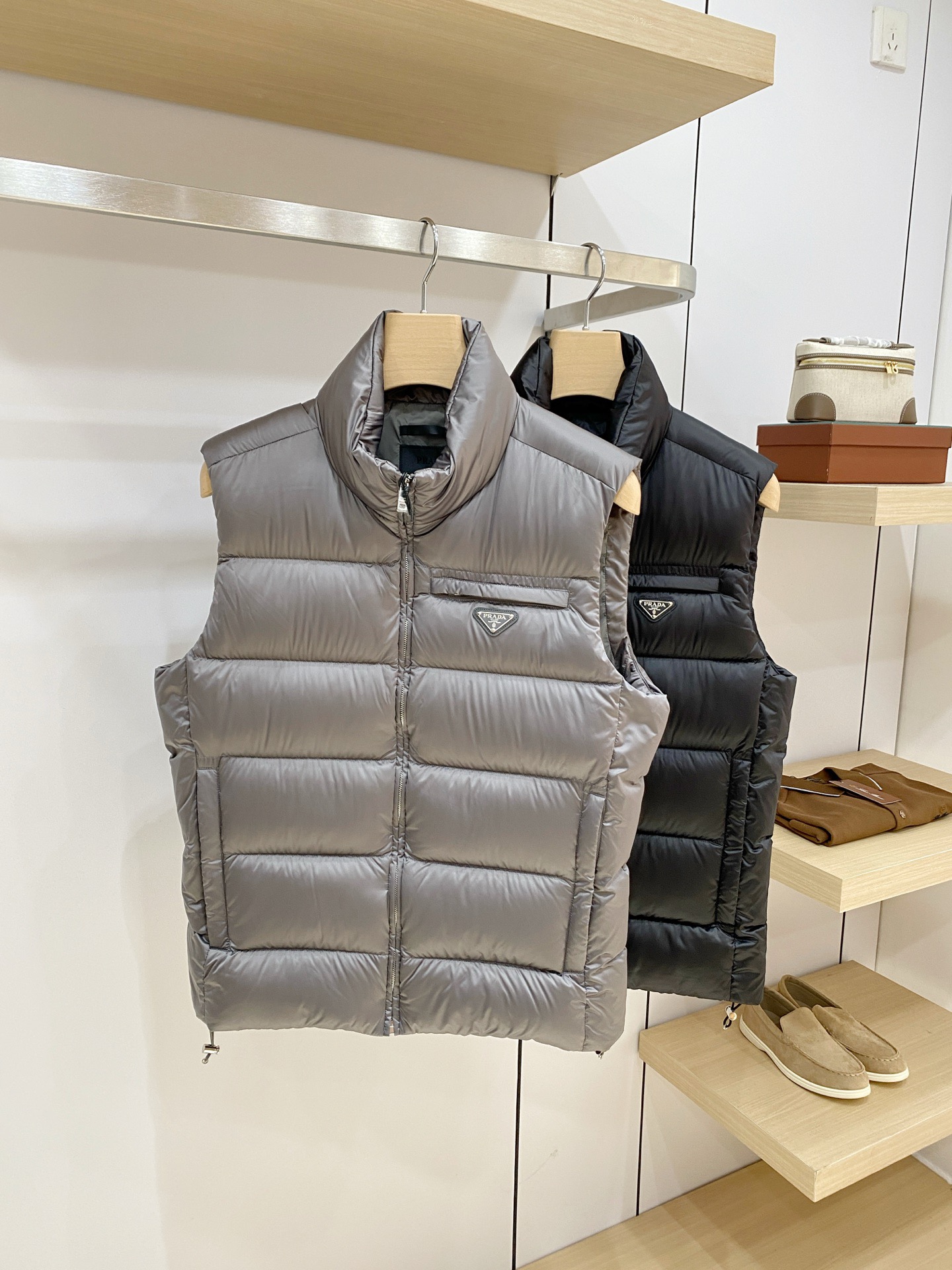 Жилет пуховый мужской Prada чёрного цвета с натуральным гусиным пухом и треугольным логотипом