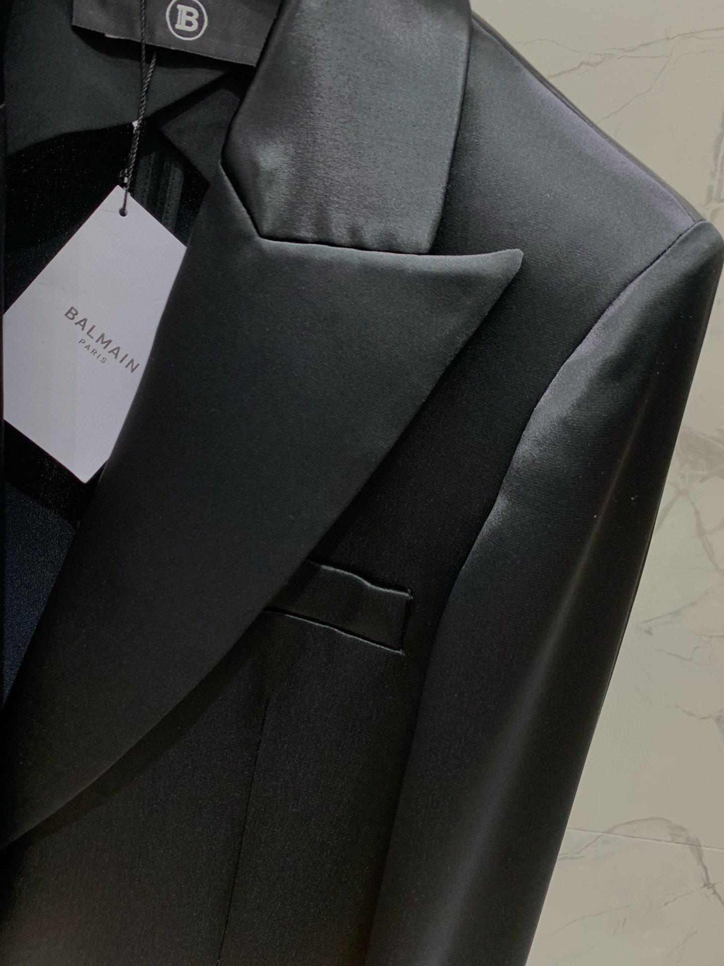 Пиджак женский в стиле Balmain чёрного цвета с золотыми пуговицами