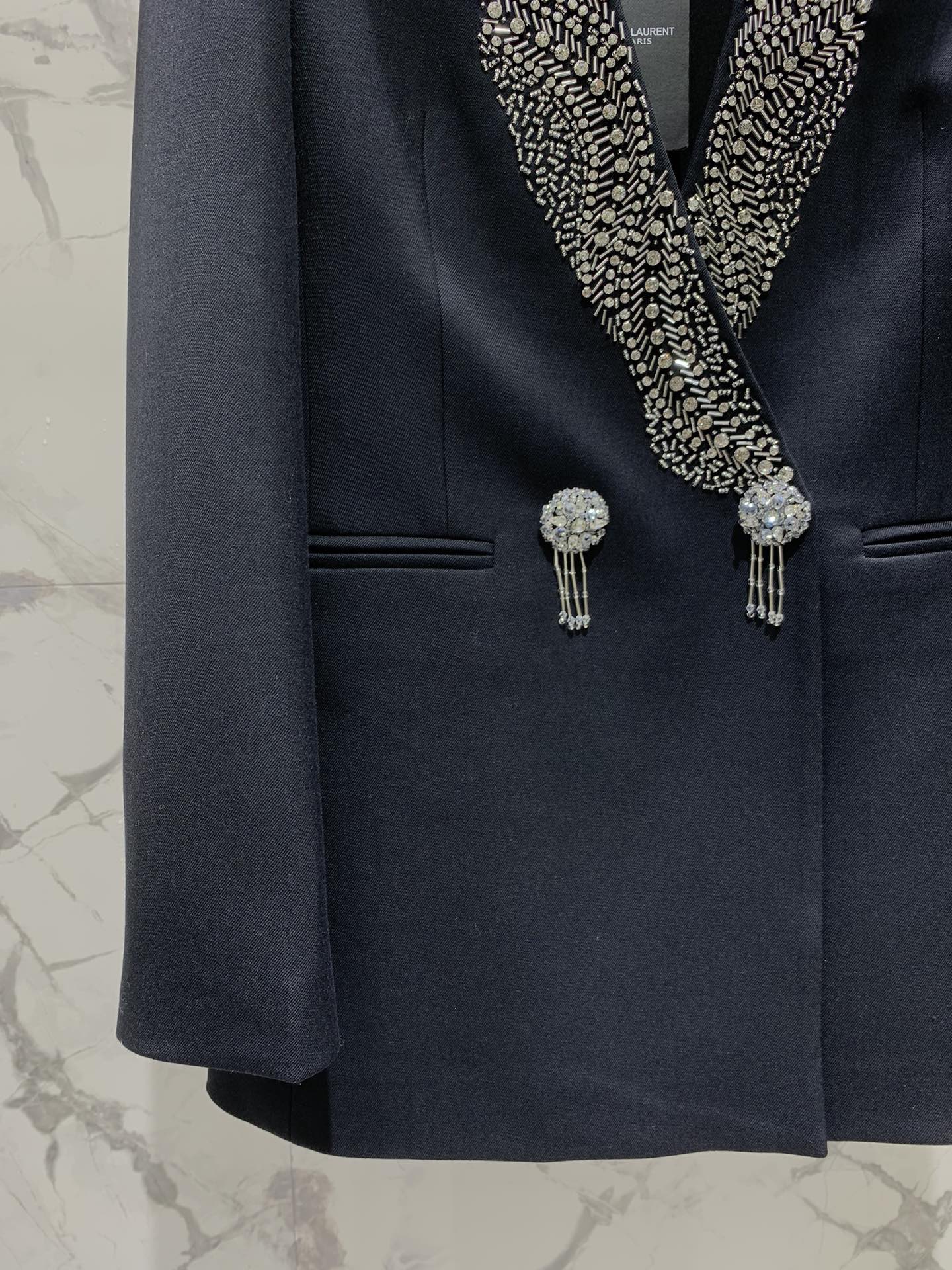 Платье-пиджак женское в стиле Saint Laurent из плотной костюмной ткани тёмно-синего цвета с жемчужным декором