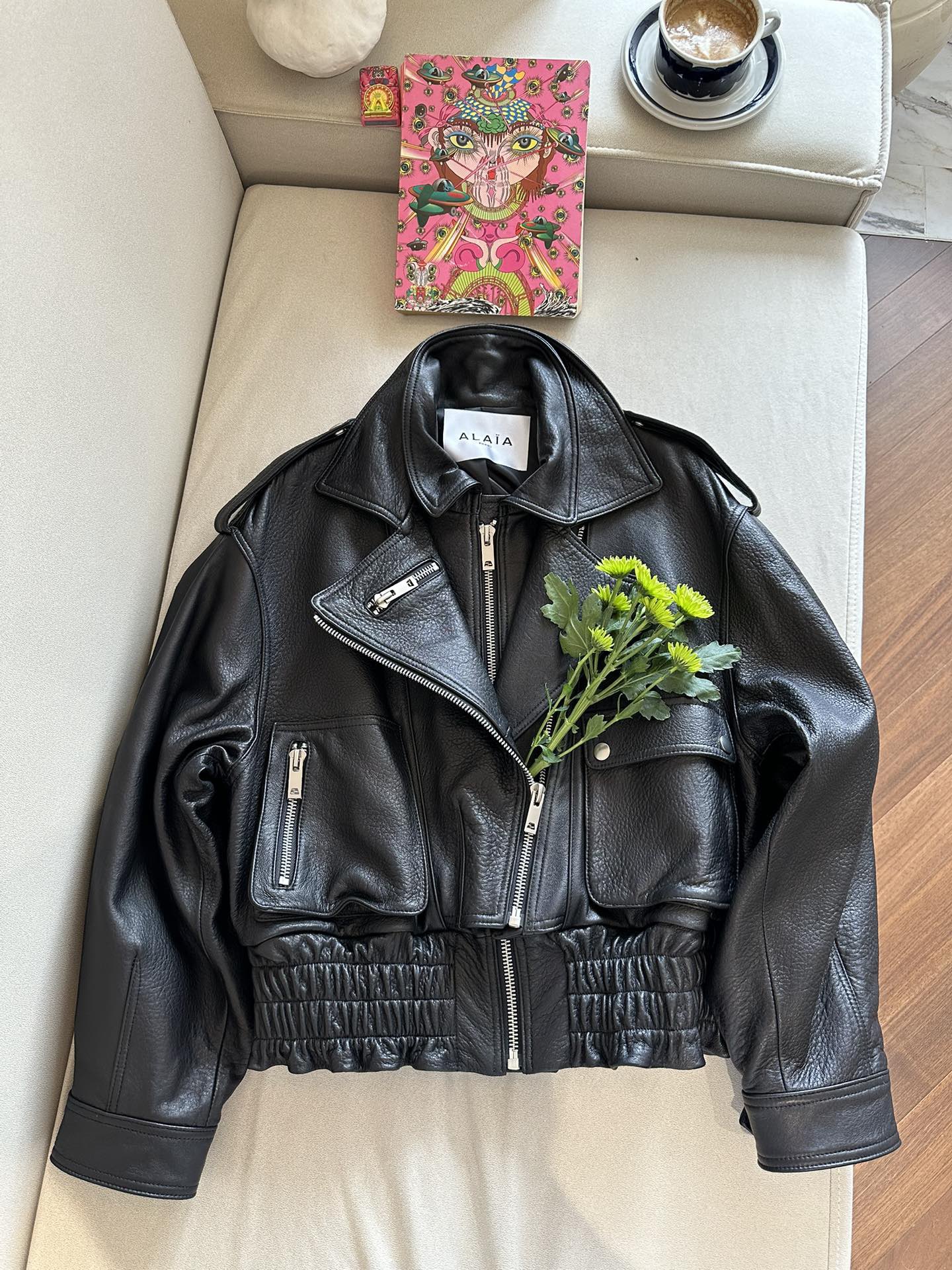 Куртка женская в стиле Alaïa из натуральной кожи чёрного цвета укороченная с акцентным поясом