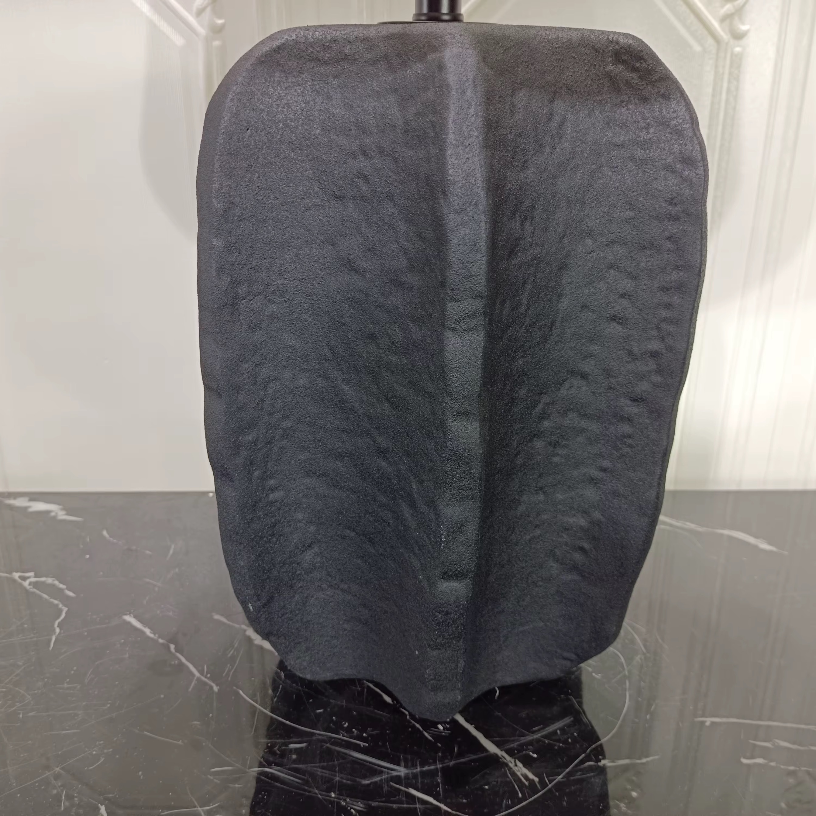 Лампа настольная керамическая в современном стиле с тканевым абажуром