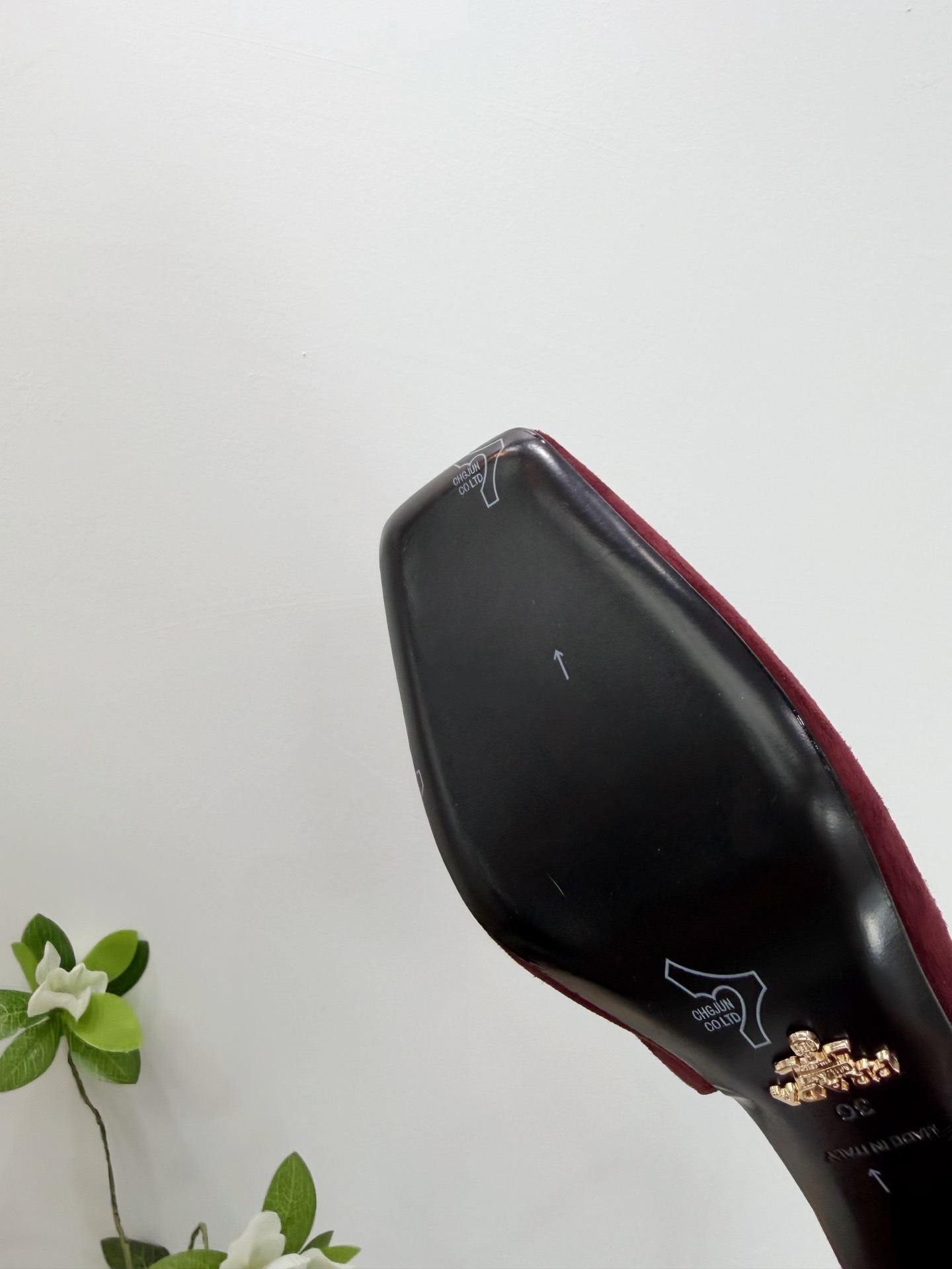Туфли женские Prada из натуральной замши бордового цвета