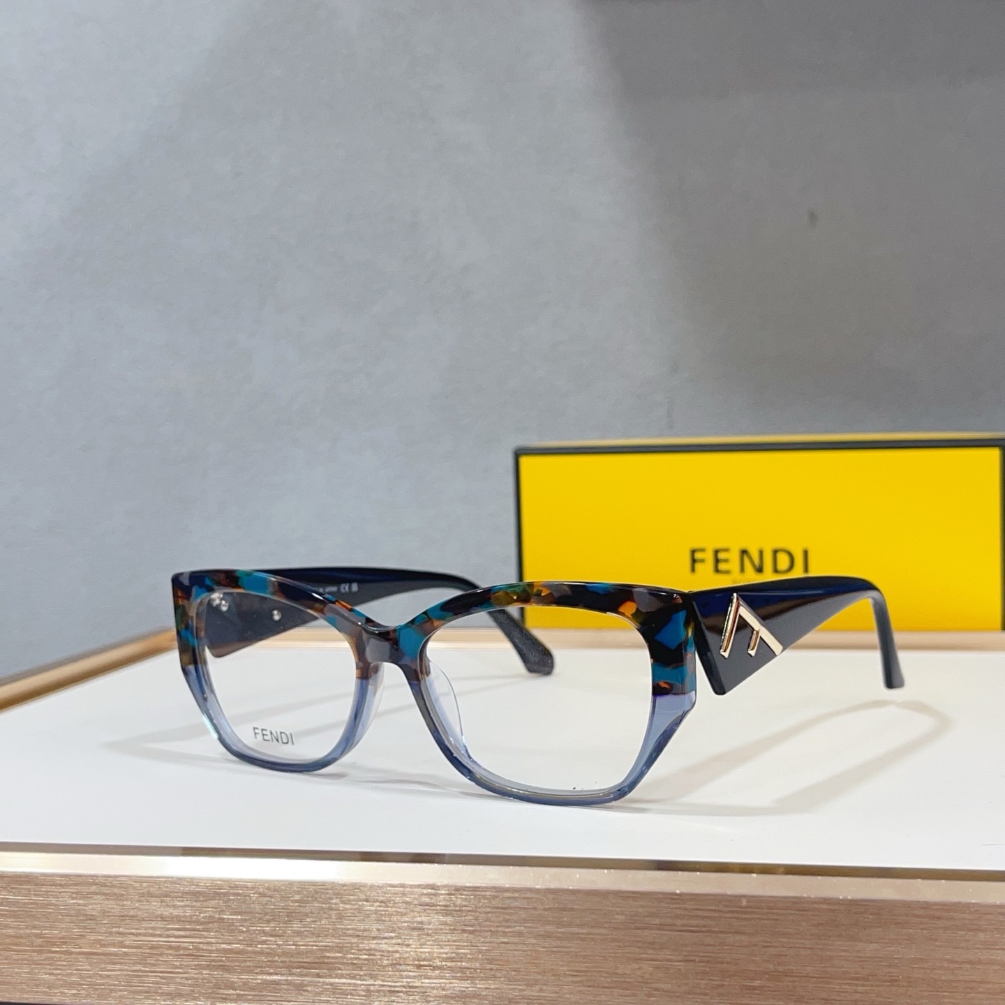 Оправа женская в стиле Fendi FE50063