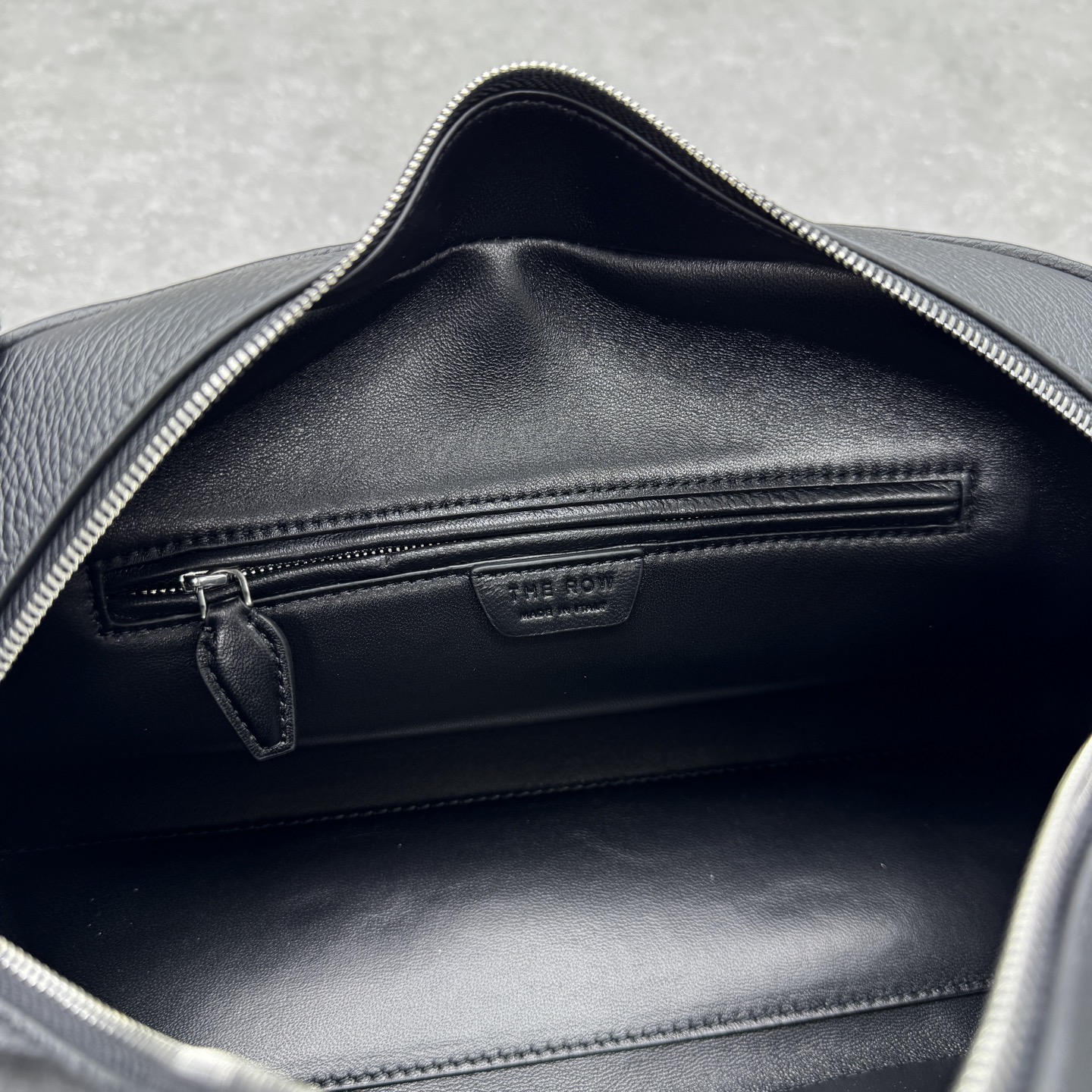 Сумка женская в стиле The Row EW India чёрного цвета