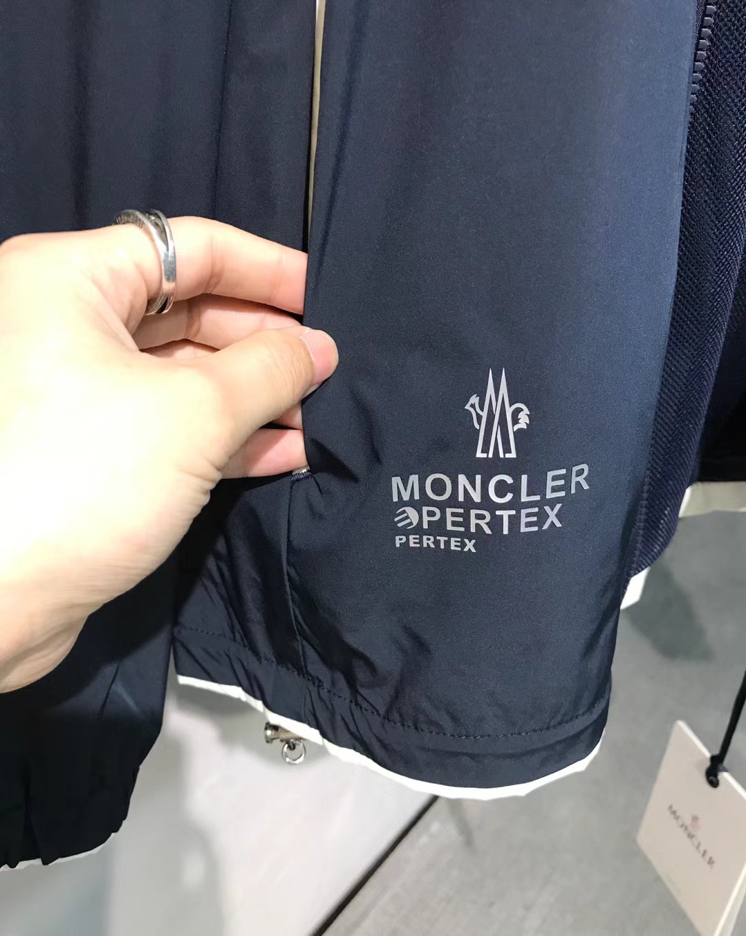 Куртка мужская в стиле Moncler с капюшоном из технологичной ткани Pertex тёмно-синего цвета