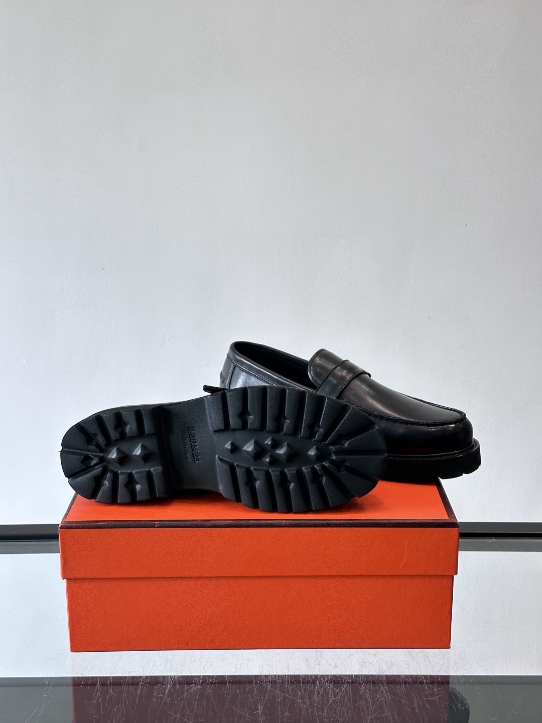 Лоферы мужские в стиле Hermes с пряжкой из натуральной кожи черного цвета