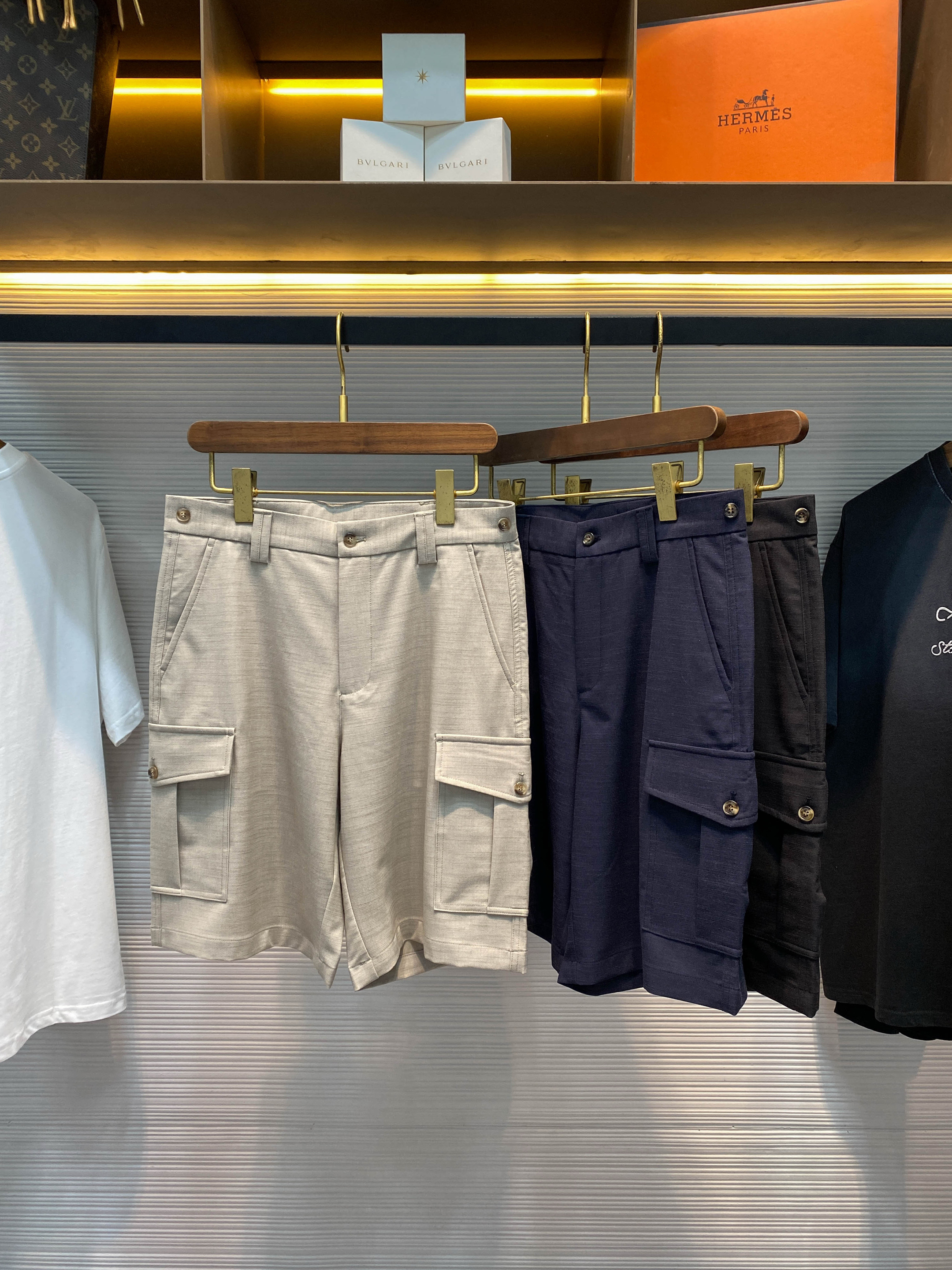 Шорты мужские в стиле Brunello Cucinelli бежевого цвета с накладными карманами