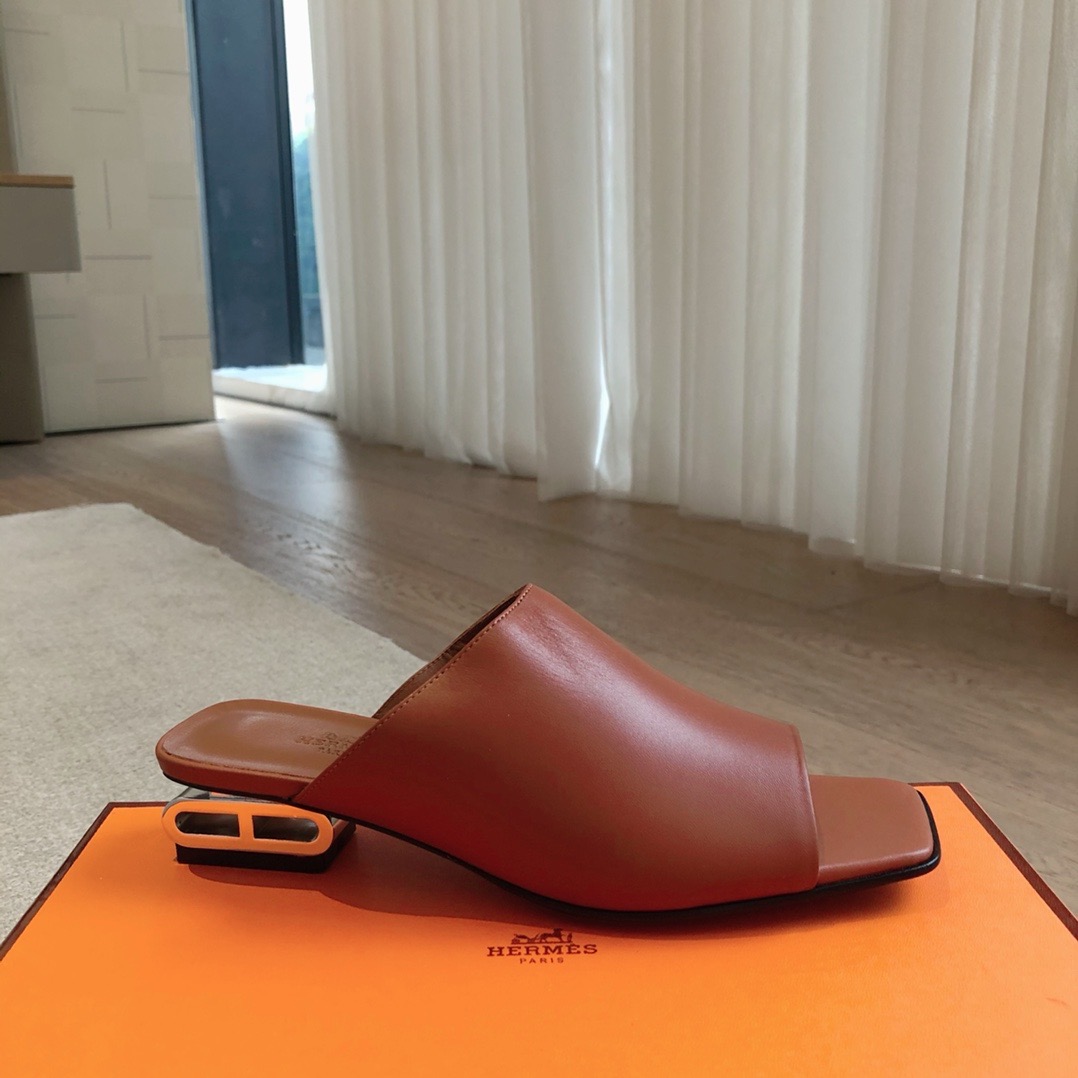 Мюли женские в стиле Hermès коричневого цвета с металлическим каблуком