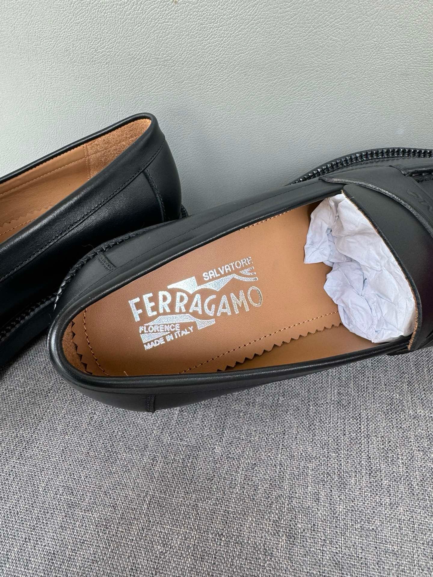 Лоферы мужские в стиле Salvatore Ferragamo из натуральной кожи черного цвета