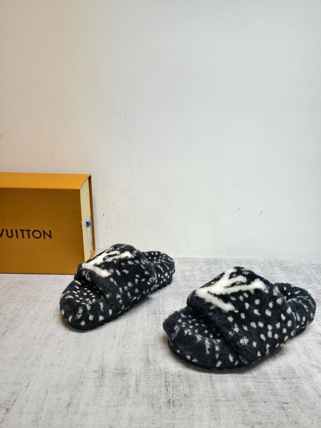 Шлепанцы женские Louis Vuitton черного цвета
