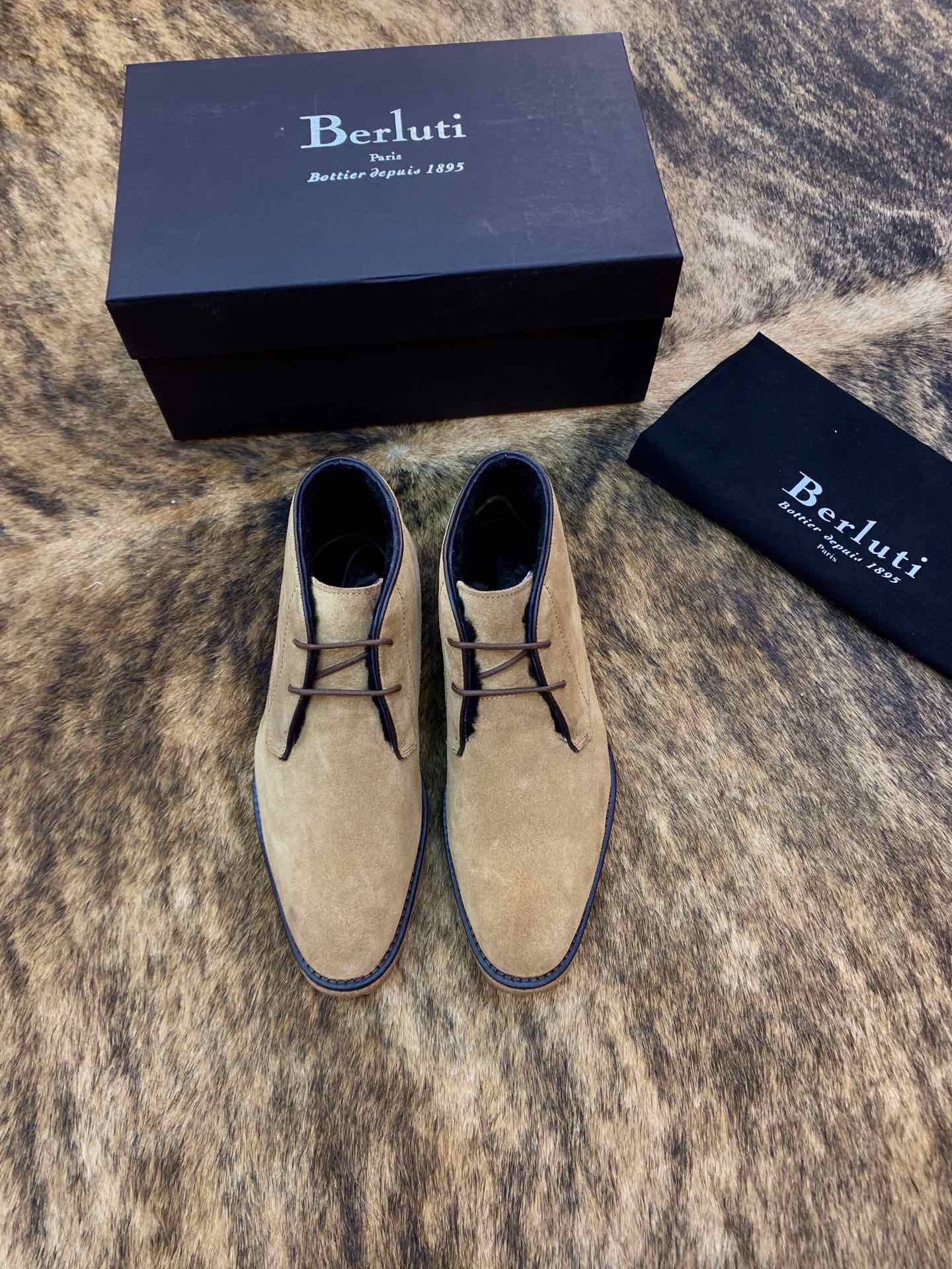 Ботинки мужские в стиле Berluti Chukka бежевого цвета