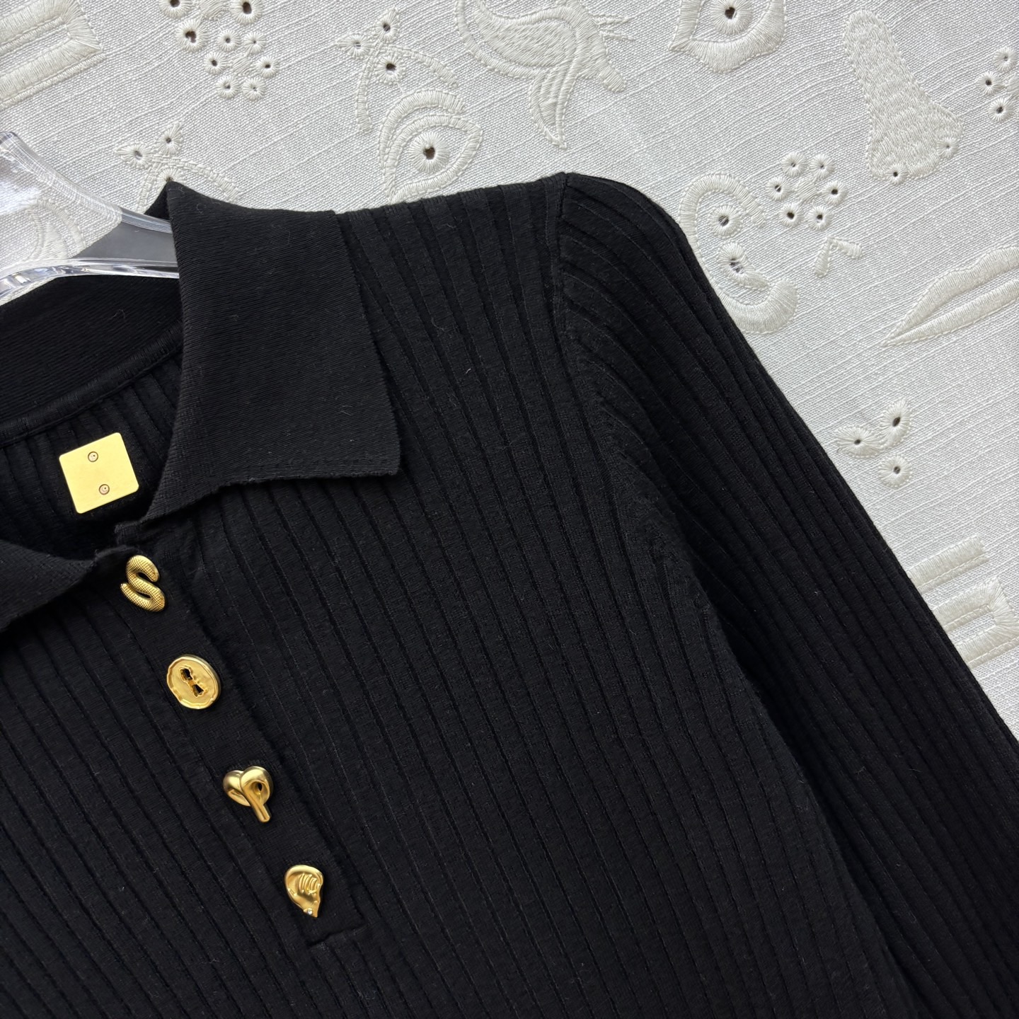 Свитер женский в стиле Schiaparelli с воротником поло  чёрного цвета с декоративными пуговицами