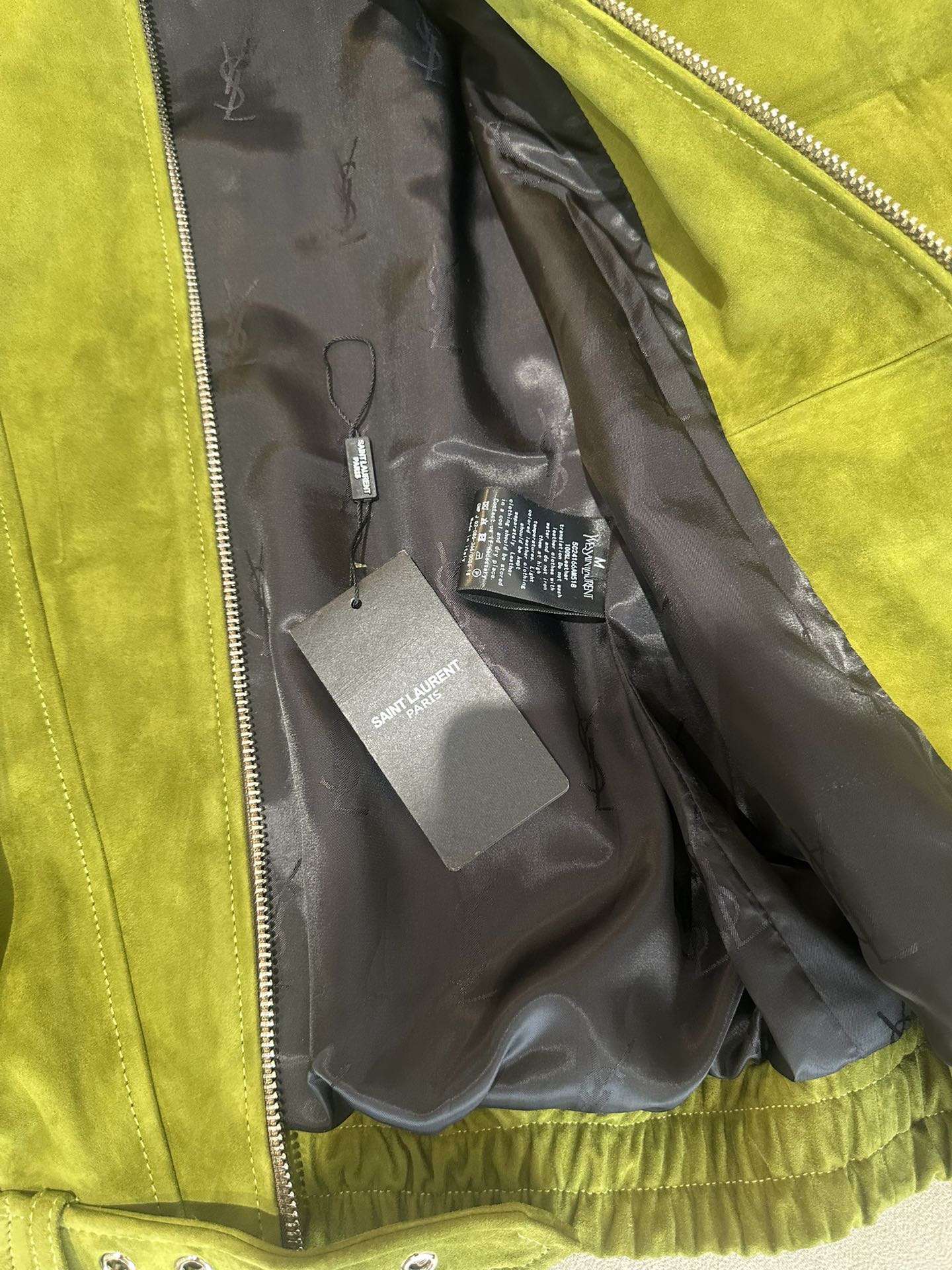 Куртка женская в стиле Saint Laurent из натуральной замши зелёного цвета укороченная с косой застёжкой