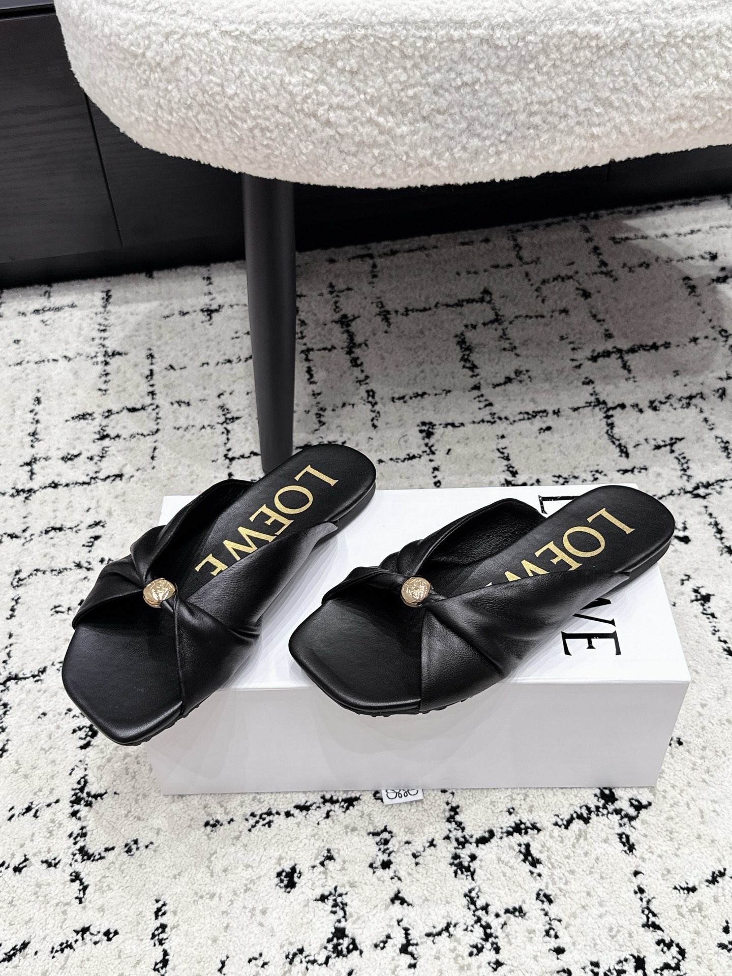 Мюли женские Loewe Pebble Soft Slide чёрного цвета