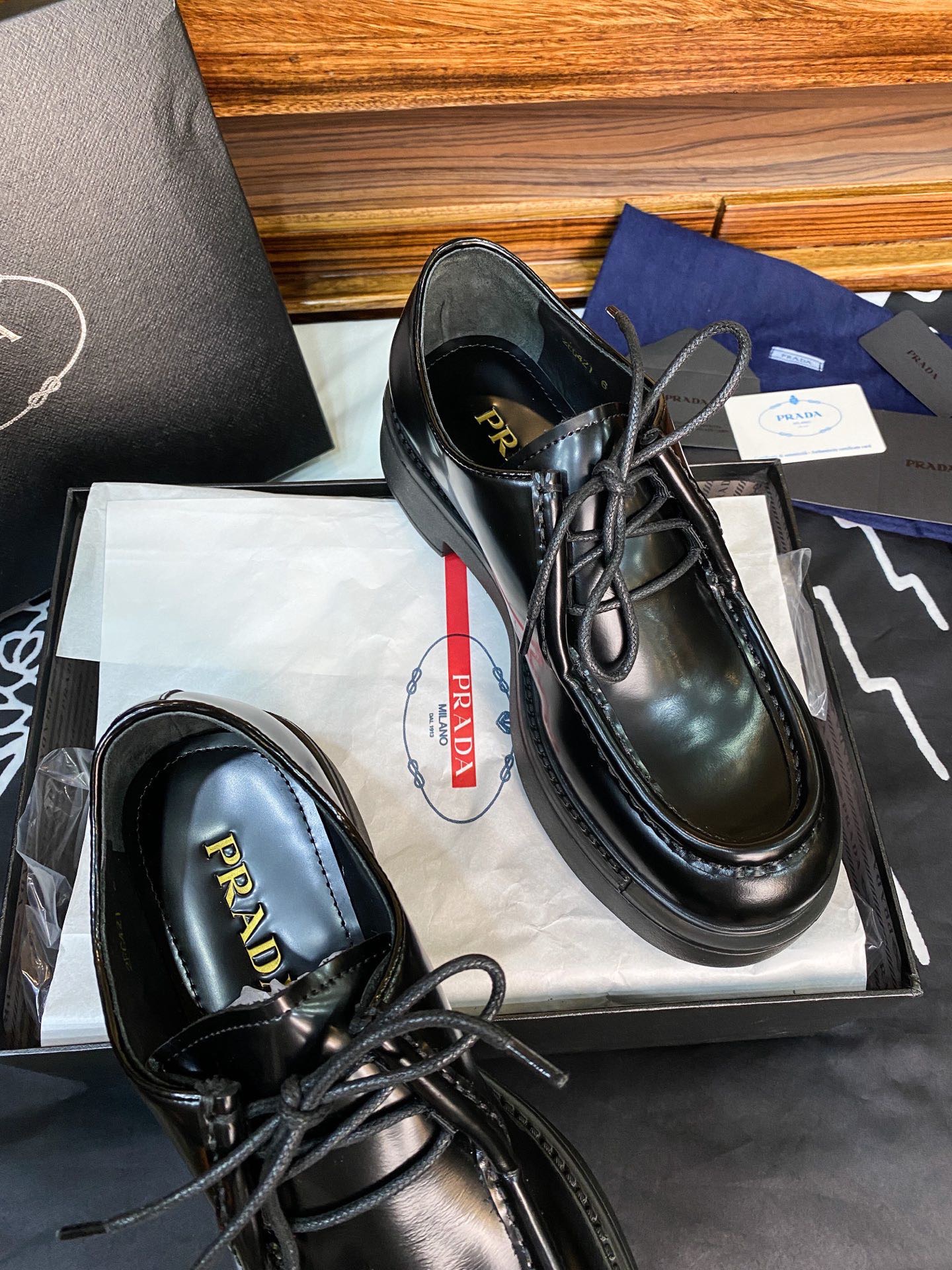 Дерби мужские в стиле Prada из натуральной гладкой кожи с массивной подошвой чёрного цвета