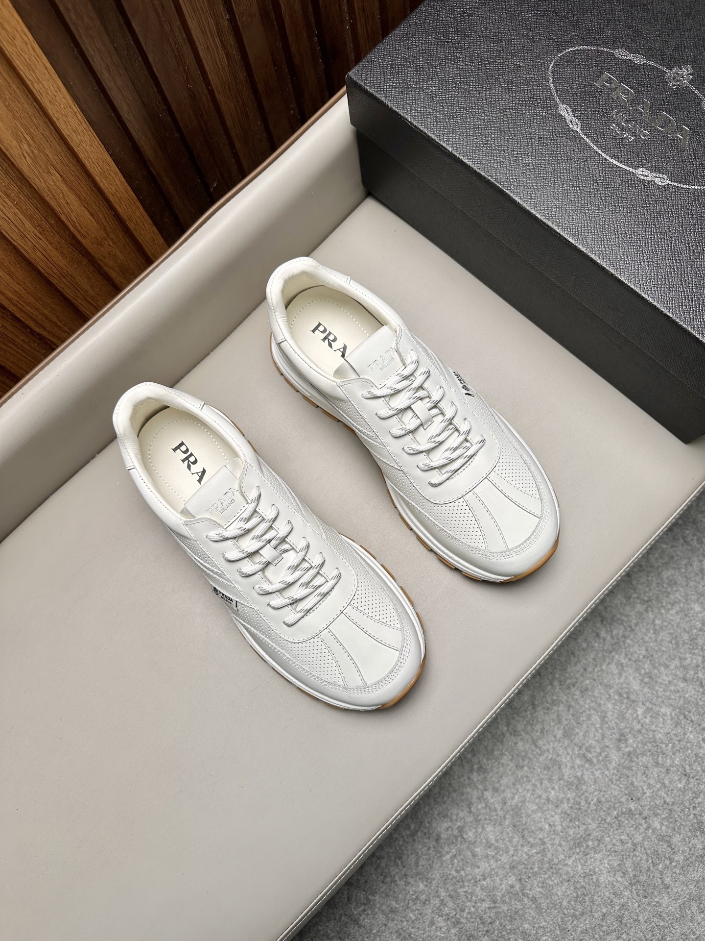 Кроссовки мужские Prada белого цвета
