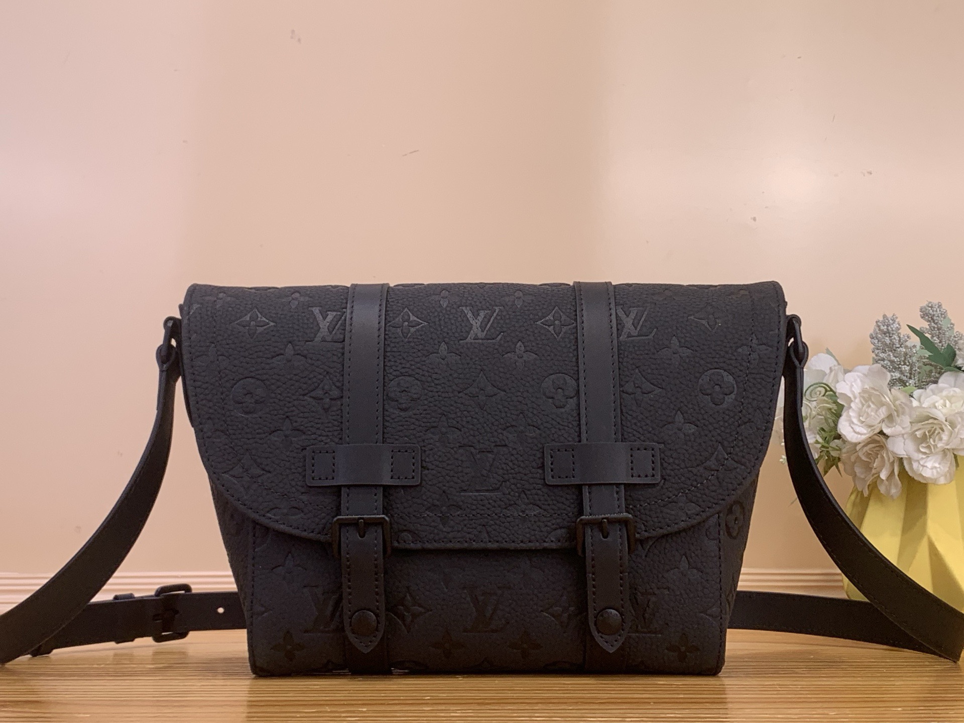 Сумка унисекс в стиле Louis Vuitton Christopher Messenger чёрная Empreinte