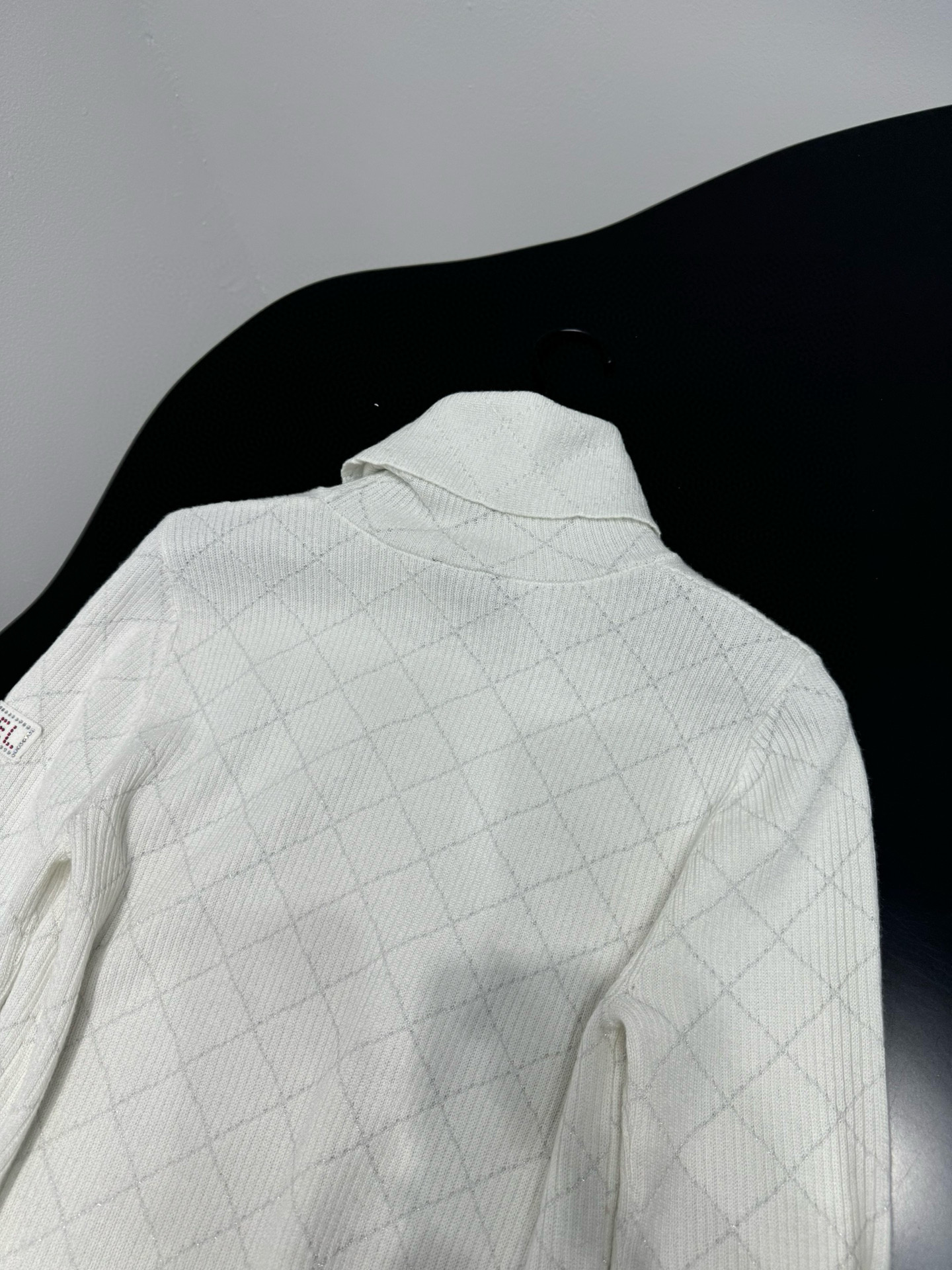 Свитер женский в стиле Chanel из шерстяного трикотажа белого цвета с ромбовым узором и высоким воротником