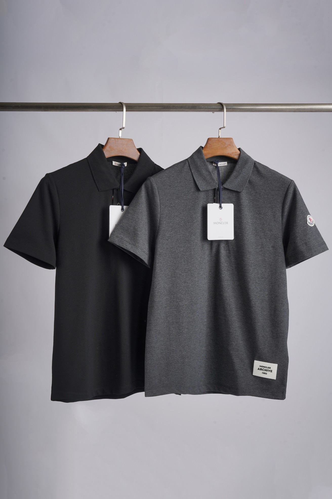 Поло унисекс в стиле Moncler из натурального хлопка черного цвета с логотипом