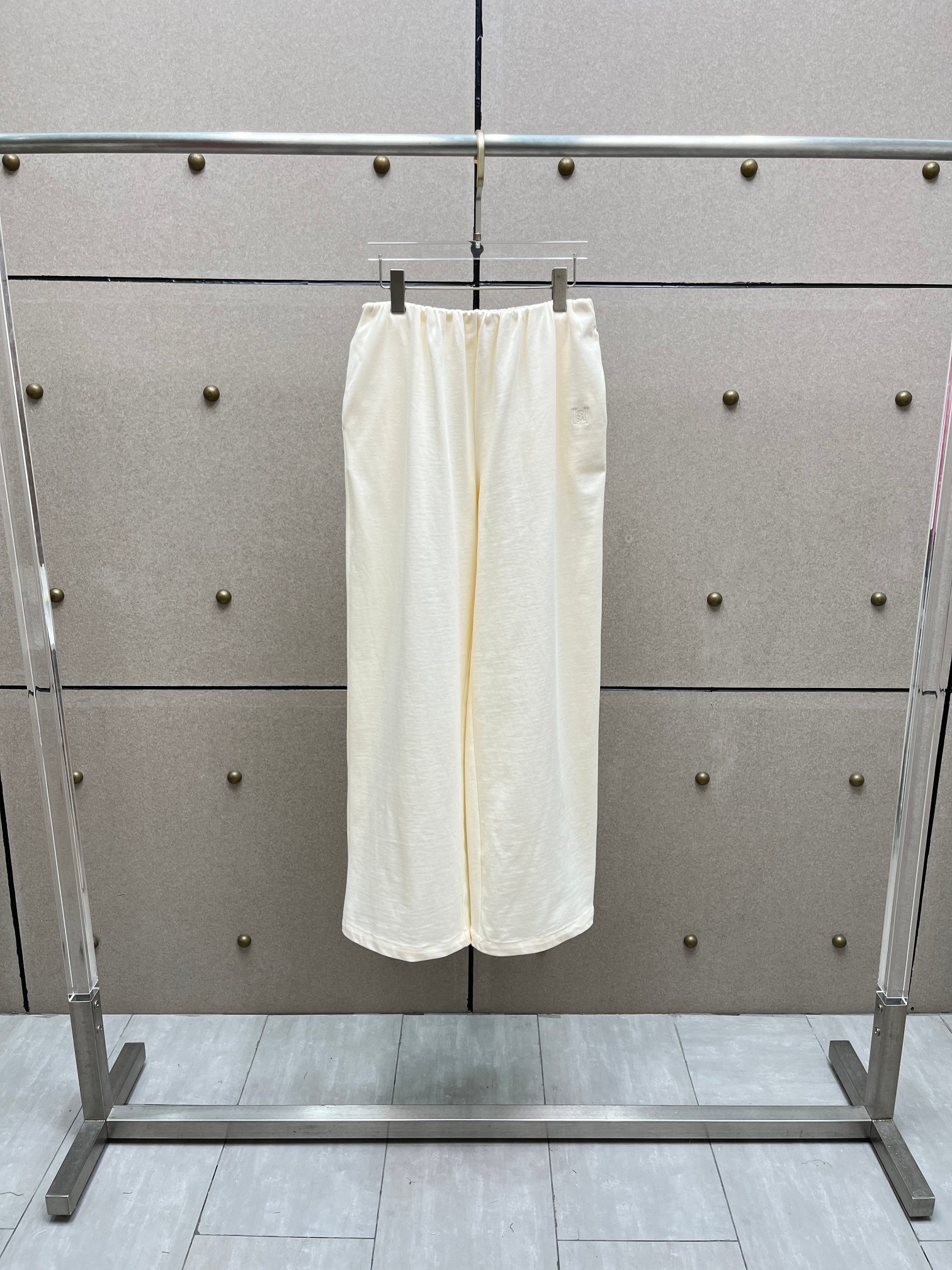 Брюки женские в стиле Toteme молочного цвета с вышивкой