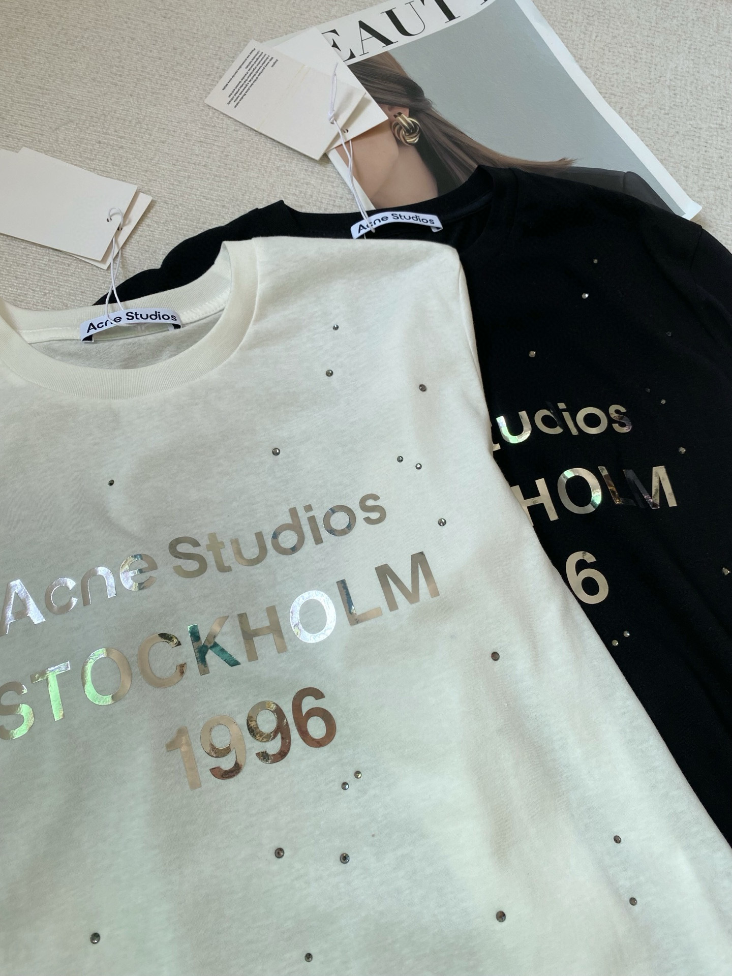 Лонгслив женский в стиле Acne Studios 1996 с металлическим логотипом и стразами в чёрном/белом цвете