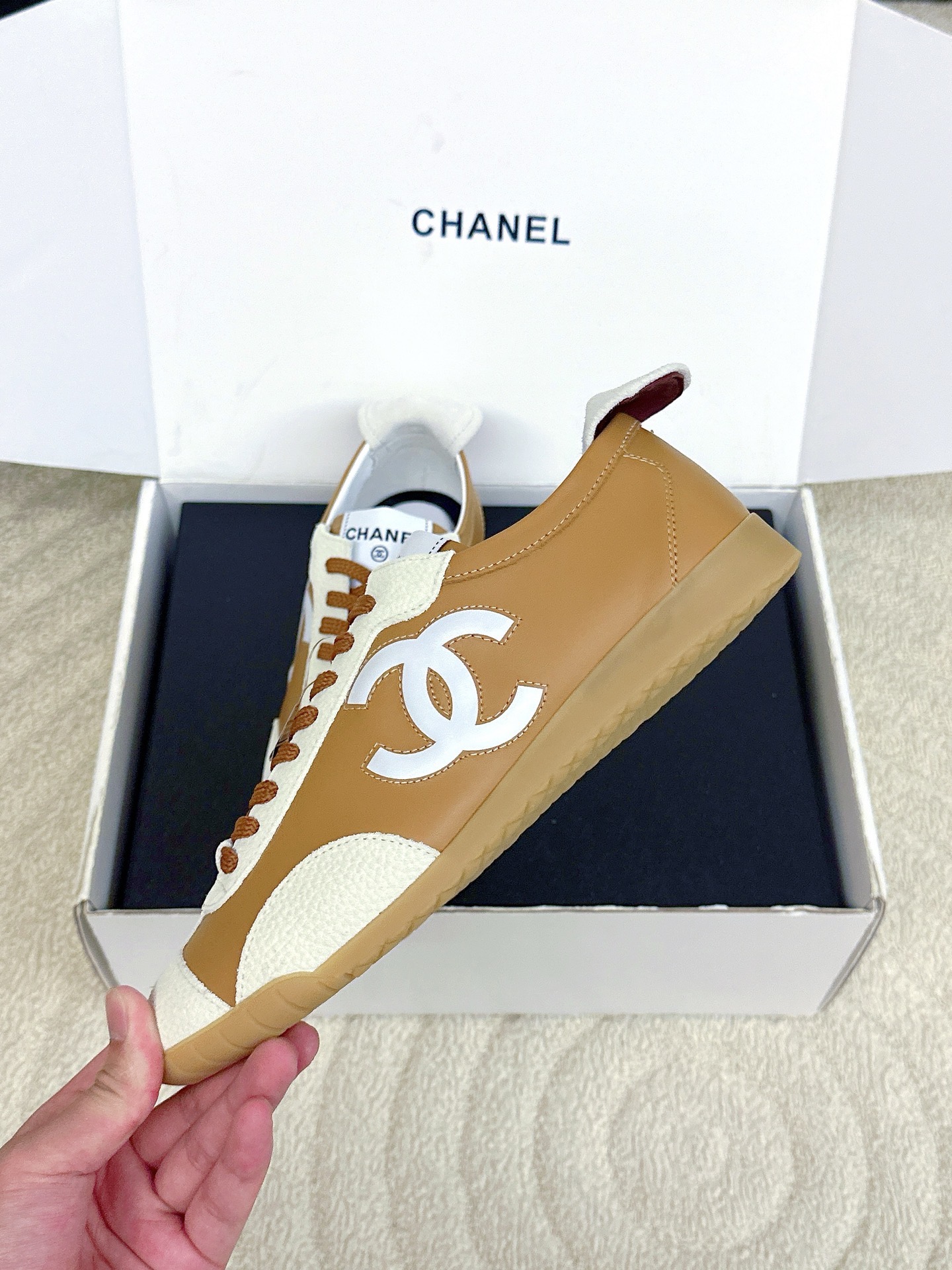 Кроссовки женские в стиле Chanel бежевого цвета с контрастными вставками