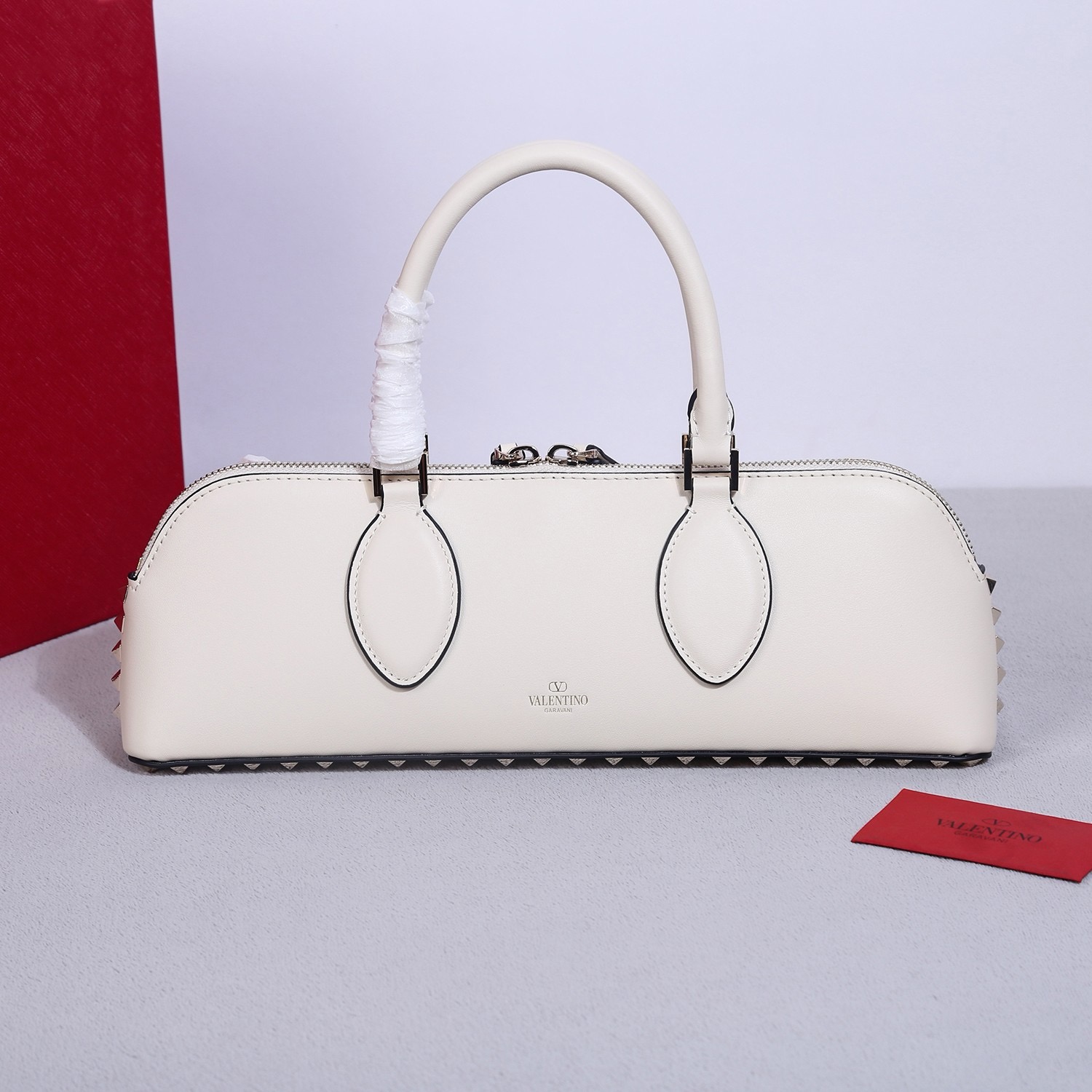 Сумка женская в стиле Valentino Garavani Rockstud E/W кожи  белого цвета
