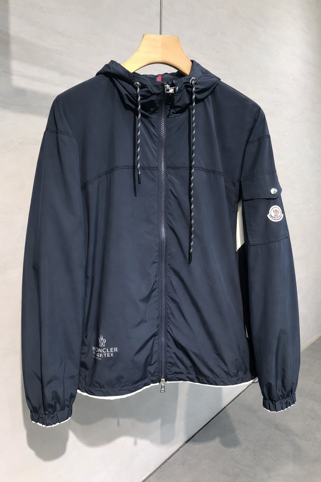 Куртка мужская в стиле Moncler с капюшоном из технологичной ткани Pertex тёмно-синего цвета