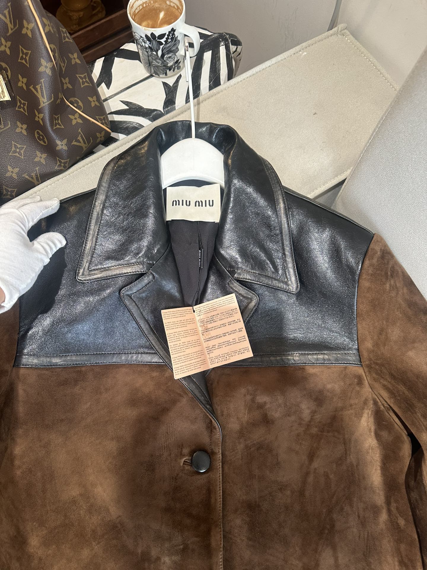 Куртка женская в стиле Miu Miu из натуральной замши и кожи коричневого цвета с контрастной кожаной отделкой