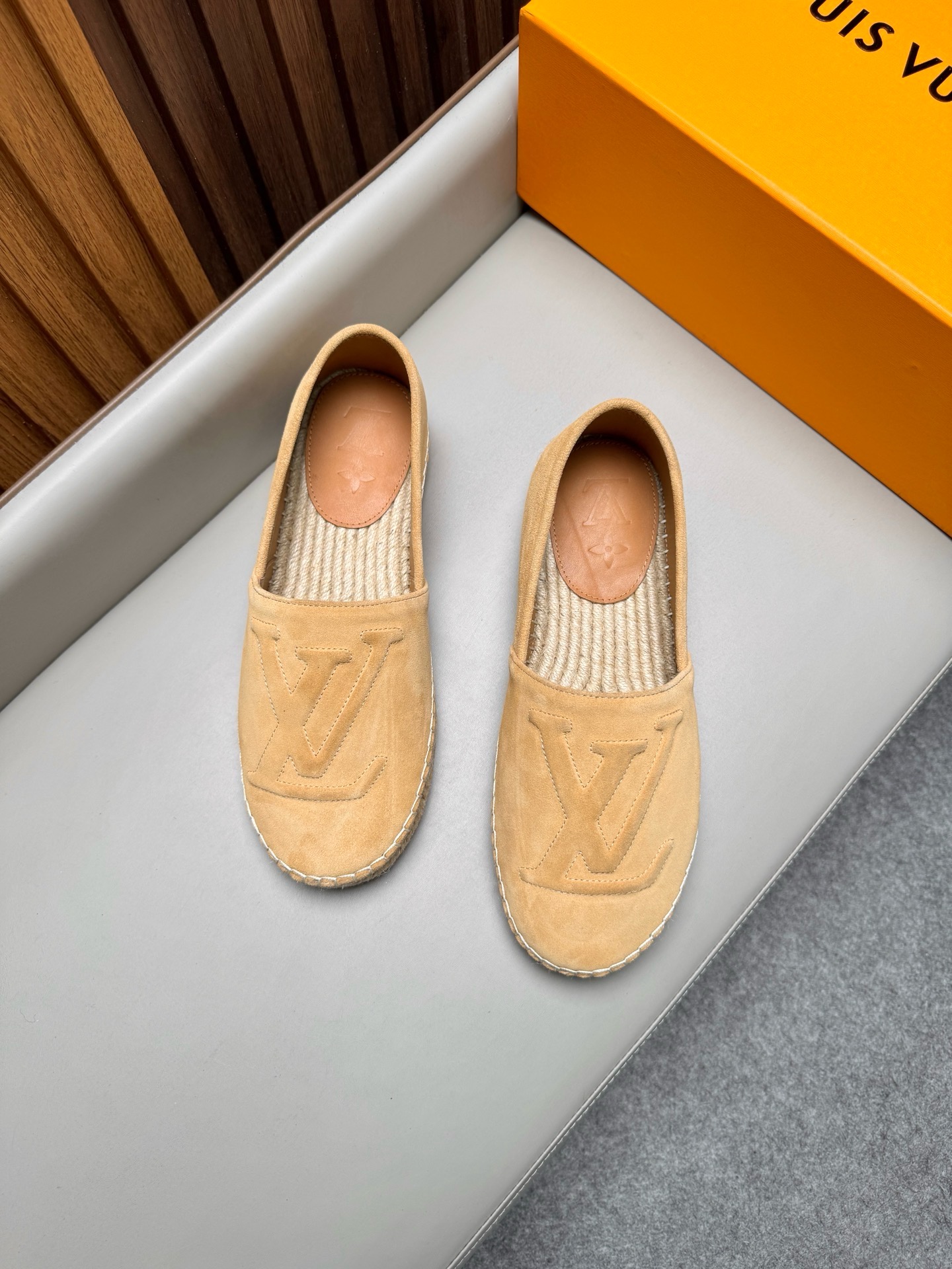 Эспадрильи мужские в стиле Louis Vuitton из натуральной замши бежевого цвета