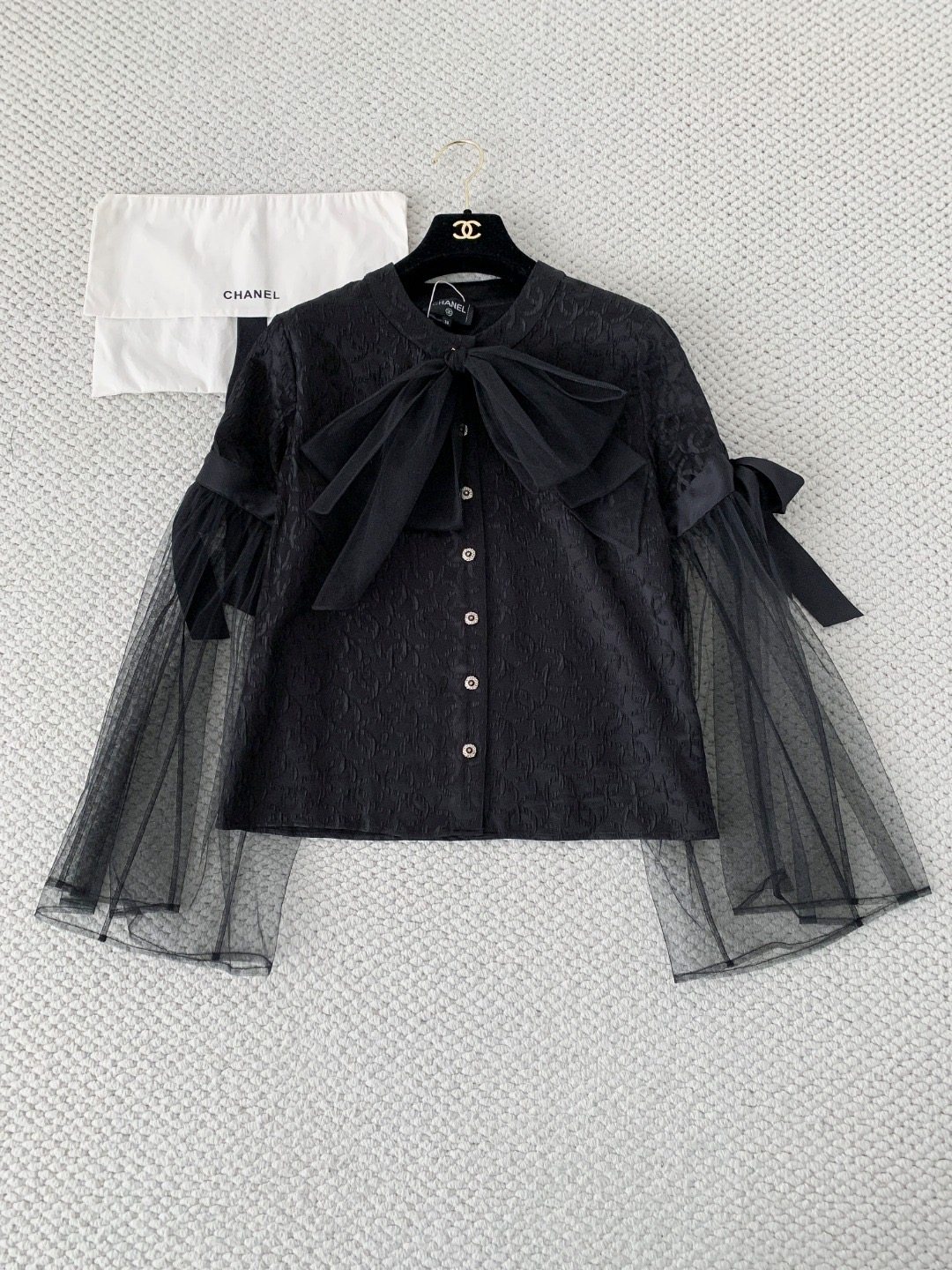 Блуза женская в стиле Chanel с круглым вырезом и бантом из жаккардовой ткани чёрного цвета с прозрачными рукавами