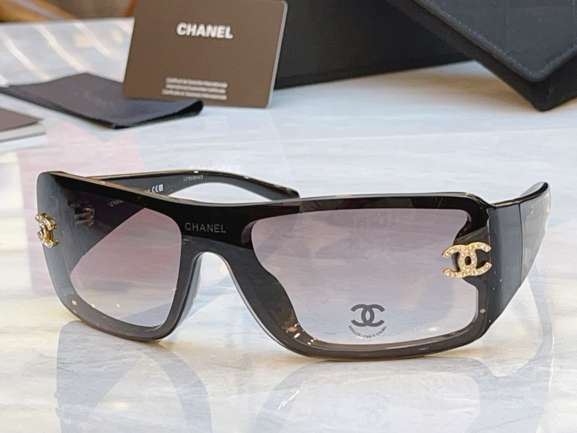 Очки солнцезащитные женские в стиле Chanel прямоугольной формы в массивной оправе